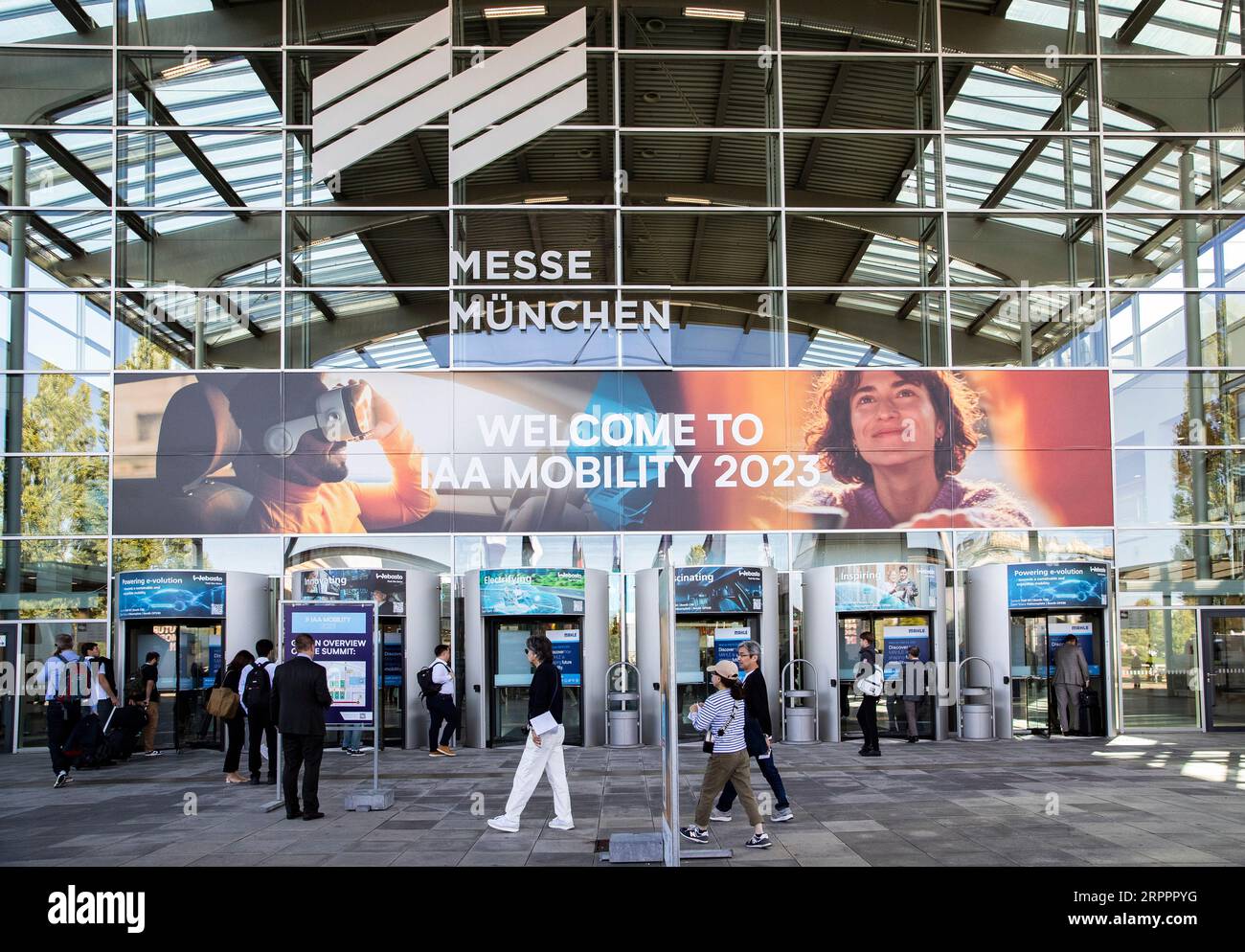 (230905) -- MÜNCHEN, 5. September 2023 (Xinhua) -- Menschen betreten den Veranstaltungsort der Internationalen Automobil-Ausstellung 2023, offiziell bekannt als die IAA MOBILITY 2023, in München, 5. September 2023. Die IAA MOBILITY 2023, eine der größten Mobilitätsmessen der Welt, wurde am Dienstag in der süddeutschen Stadt München eröffnet. Auf der sechstägigen Veranstaltung sind rund 70 chinesische Firmen vertreten, die zweitgrößte Zahl nach den deutschen Teilnehmern. Unter dem Motto „Experience Connected Mobility“ der diesjährigen IAA bieten chinesische Automobilhersteller Partnern und Kunden vor Ort in Europa mehr Chancen und Möglichkeiten. Xi Stockfoto