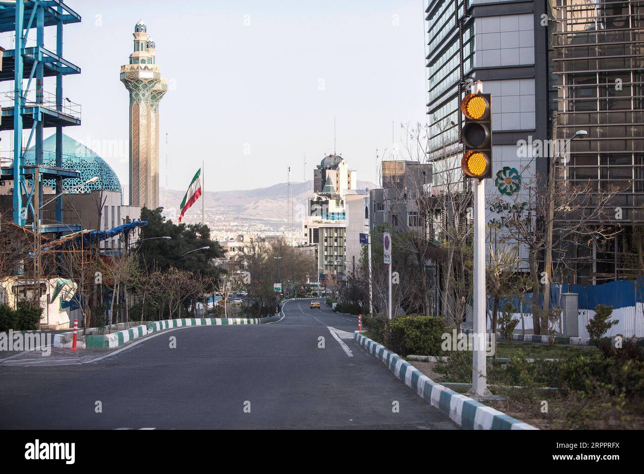 200321 -- TEHERAN, 21. März 2020 -- Foto aufgenommen am 20. März 2020 zeigt eine leere Straße in Teheran, Iran. Die Gesamtzahl der bestätigten COVID-19-Fälle im Iran stieg am Freitag auf 20.000 an. Foto von /Xinhua IRAN-TEHRAN-COVID-19-EMPTY STREETS AhmadxHalabisaz PUBLICATIONxNOTxINxCHN Stockfoto