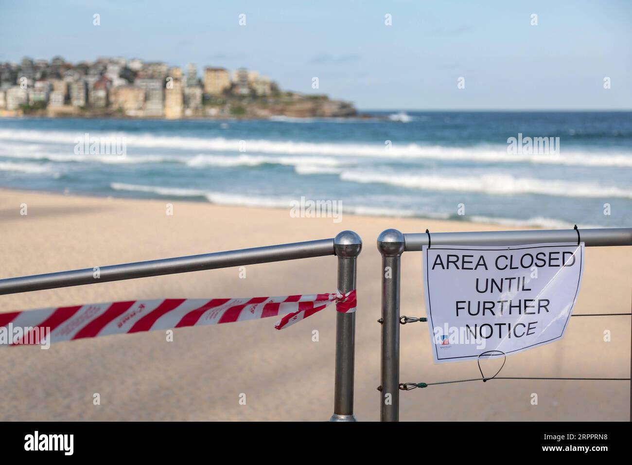 200321 -- SYDNEY, 21. März 2020 -- Foto aufgenommen am 21. März 2020 zeigt die Schließung von Bondi Beach in Sydney, Australien. Australiens berühmter Bondi Beach wurde geschlossen, nachdem sich am Freitag Hunderte von Strandbesuchern auf dem Sand drängten, ohne die geltenden Richtlinien zur sozialen Distanzierung zu beachten. Der Polizeiminister des Staates New South Wales David Elliott ordnete an, den Strand in Sydney am Samstagnachmittag zu schließen. Am Samstag, 6:30 Uhr Ortszeit, gab es 874 bestätigte COVID-19-Fälle in Australien, davon 382 im Bundesstaat New South Wales. Sieben Menschen sind an der Krankheit gestorben Stockfoto