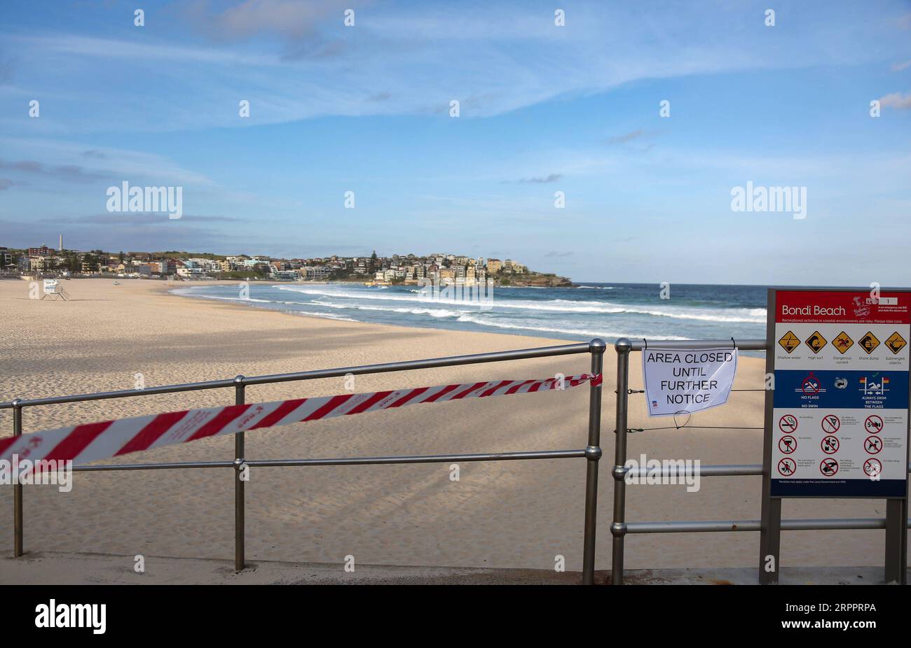 200321 -- SYDNEY, 21. März 2020 -- Foto aufgenommen am 21. März 2020 zeigt den leeren Bondi Beach in Sydney, Australien. Australiens berühmter Bondi Beach wurde geschlossen, nachdem sich am Freitag Hunderte von Strandbesuchern auf dem Sand drängten, ohne die geltenden Richtlinien zur sozialen Distanzierung zu beachten. Der Polizeiminister des Staates New South Wales David Elliott ordnete an, den Strand in Sydney am Samstagnachmittag zu schließen. Am Samstag, 6:30 Uhr Ortszeit, gab es 874 bestätigte COVID-19-Fälle in Australien, davon 382 im Bundesstaat New South Wales. Sieben Menschen sind an der Krankheit gestorben. AUST Stockfoto