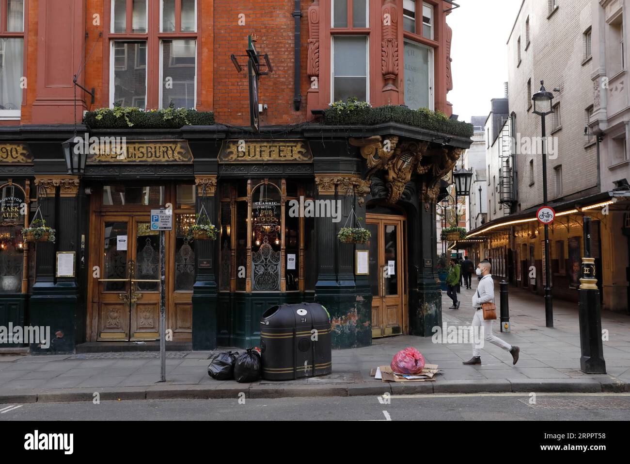 200321 -- LONDON, 21. März 2020 Xinhua -- Ein Mann geht am 21. März 2020 an einem geschlossenen Pub in Covent Garden im Zentrum Londons vorbei. Am Samstag um 9 uhr 0900 uhr MEZ wurden in Großbritannien 72.818 Patienten getestet, von denen 67.800 negativ und 5.018 positiv bestätigt wurden. 233 Patienten in dem Land, die positiv auf das Virus getestet wurden, sind gestorben. Foto von Tim Ireland/Xinhua BRITAIN-LONDON-COVID-19 PUBLICATIONxNOTxINxCHN Stockfoto