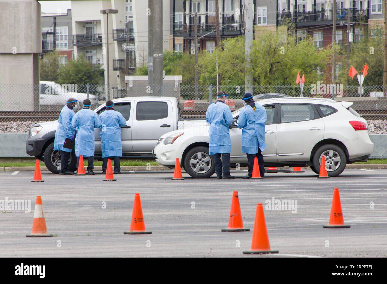 200322 -- DALLAS, 22. März 2020 Xinhua -- Mitarbeiter arbeiten an einem Drive-Through COVID-19-Teststandort in Dallas, Texas, USA, 21. März 2020. Laut dem Center for Systems Science and Engineering CSSE der Johns Hopkins University lag die Zahl der COVID-19-Fälle in den Vereinigten Staaten am Samstag, 1730 GMT, um 13:30 Uhr Eastern Standard Time über 20.000. Foto von Dan Tian/Xinhua U.S.-TEXAS-DALLAS-COVID-19-TESTSTATIONEN PUBLICATIONxNOTxINxCHN Stockfoto