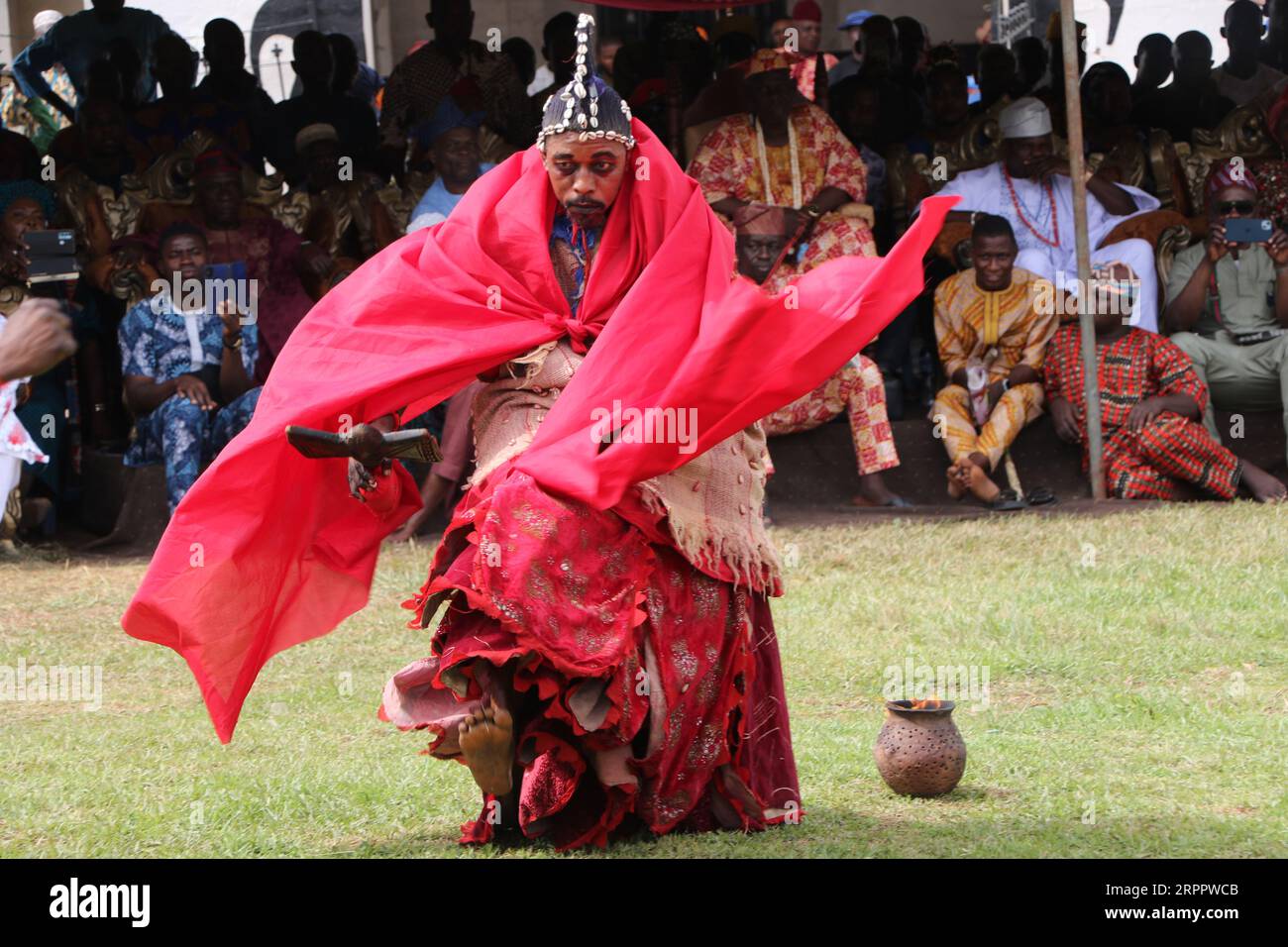 Die lebendige Inkarnation von Sàngó führt die Gläubigen zu einer der heiligsten Riten beim World Sango Festival, einem jährlichen Festival der Yoruba zu Ehren von Sango, eine Donner- und Feuergottheit, die ein Krieger und der dritte König des Oyo-Reiches war, nachdem er Ajaka seinen älteren Bruder nachfolgte. Das Festival ist Gastgeber von Besuchern aus dem ganzen Land und Followern aus dem Ausland. Oyo State, Lagos, Nigeria. Stockfoto