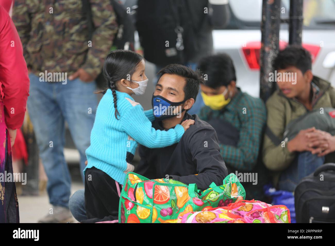 200322 -- KATHMANDU, 22. März 2020 -- Passagiere werden an einem Busbahnhof in Kathmandu, Nepal, am 22. März 2020 gesehen. Der nepalesische Premierminister KP Sharma Oli kündigte am 20. März eine Reihe von Verbotsmaßnahmen an, darunter die Aussetzung des Fernverkehrs aufgrund des COVID-19-Ausbruchs. In einer Rede vor der Nation am Freitagabend kündigte der Premierminister an, dass alle Fernverkehrsdienste ab dem 23. März eingestellt werden. Zhou Shengping NEPAL-KATHMANDU-LANGSTRECKENTRANSPORT zhoushengping PUBLICATIONxNOTxINxCHN Stockfoto