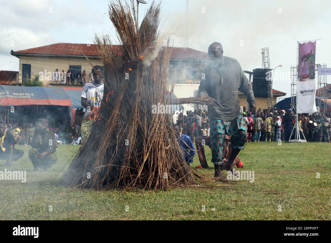 Danafojura, die älteste Maskerade im Königreich Oyo, spielt beim World Sango Festival, einem jährlichen Festival der Yoruba zu Ehren von Sango, in einem brennenden Feuer. eine Donner- und Feuergottheit, die ein Krieger und der dritte König des Oyo-Reiches war, nachdem er Ajaka seinen älteren Bruder nachfolgte. Das Festival ist Gastgeber von Besuchern aus dem ganzen Land und Followern aus dem Ausland. Oyo State, Lagos, Nigeria. Stockfoto