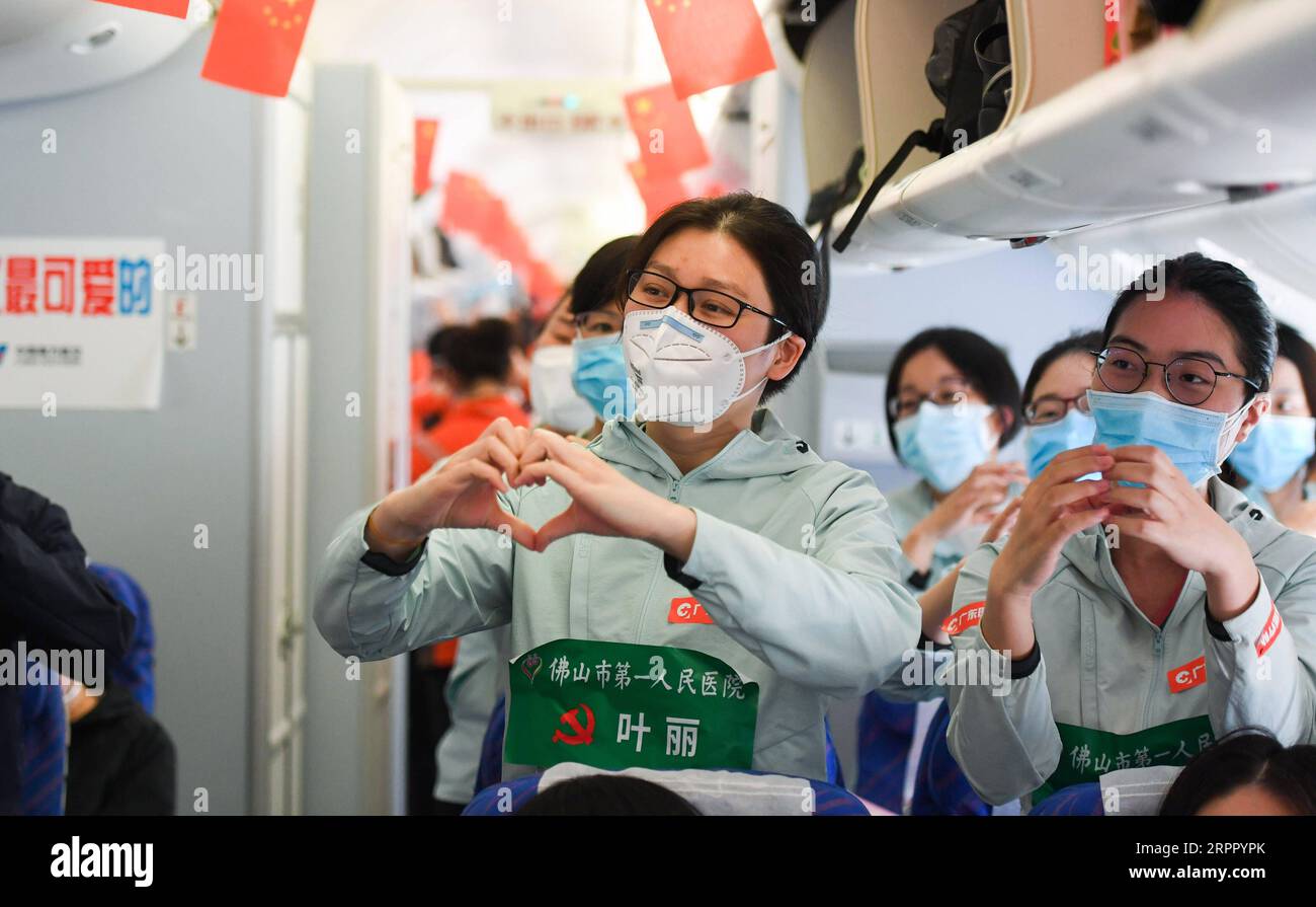200323 -- WUHAN, 23. März 2020 -- Sanitäter aus der Provinz Guangdong singen ein Lied auf dem Flugzeug in Wuhan, der zentralchinesischen Provinz Hubei, 23. März 2020. Insgesamt 322 Mitglieder eines medizinischen Hilfsteams aus der Provinz Guangdong verließen Wuhan aus der Provinz Hubei am Montag, nachdem sie ihre Aufgabe beendet hatten. CHINA-HUBEI-WUHAN-MEDIZINISCHES PERSONAL AUS GUANGDONG-ABFLUG CN CHENXYEHUA PUBLICATIONXNOTXINXCHN Stockfoto