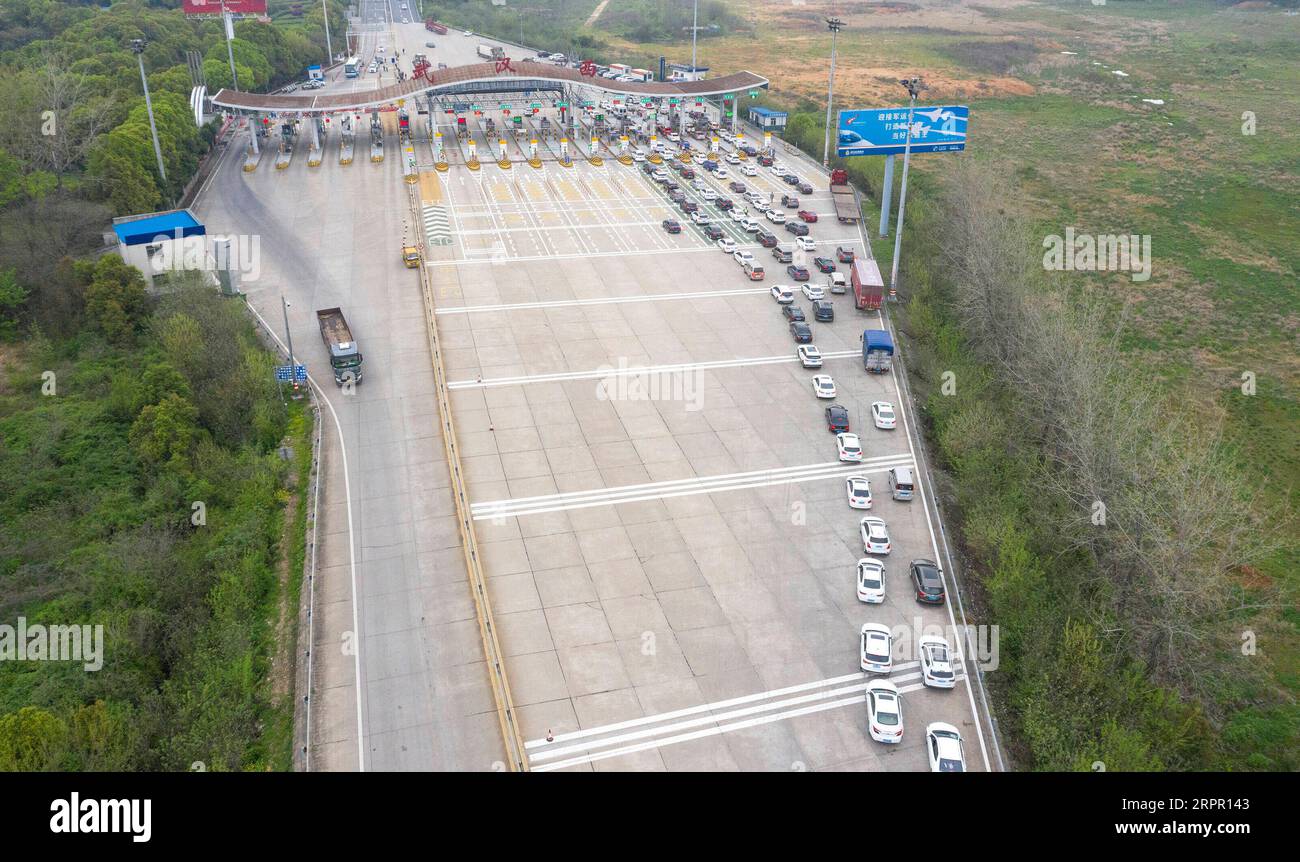 200324 -- WUHAN, 24. März 2020 -- Luftaufnahme, aufgenommen am 24. März 2020, zeigt Fahrzeuge zurück nach Wuhan, die auf eine Autobahnmautstation in Wuhan, der zentralchinesischen Provinz Hubei, warten. Wuhan, die chinesische Stadt, die am schwersten von dem neuartigen Coronavirus-Ausbruch betroffen ist, wird die Beschränkungen für die Hinreise ab dem 8. April nach über zwei Monaten der Sperrung aufheben, sagten die lokalen Behörden am Dienstag. Die Menschen in Wuhan dürfen die Stadt und die Provinz Hubei, in der Wuhan die Hauptstadt ist, verlassen, wenn sie über einen grünen Gesundheitskodex verfügen, der laut einem Rundschreiben i keinen Kontakt mit infizierten oder vermuteten COVID-19-Fällen bedeutet Stockfoto