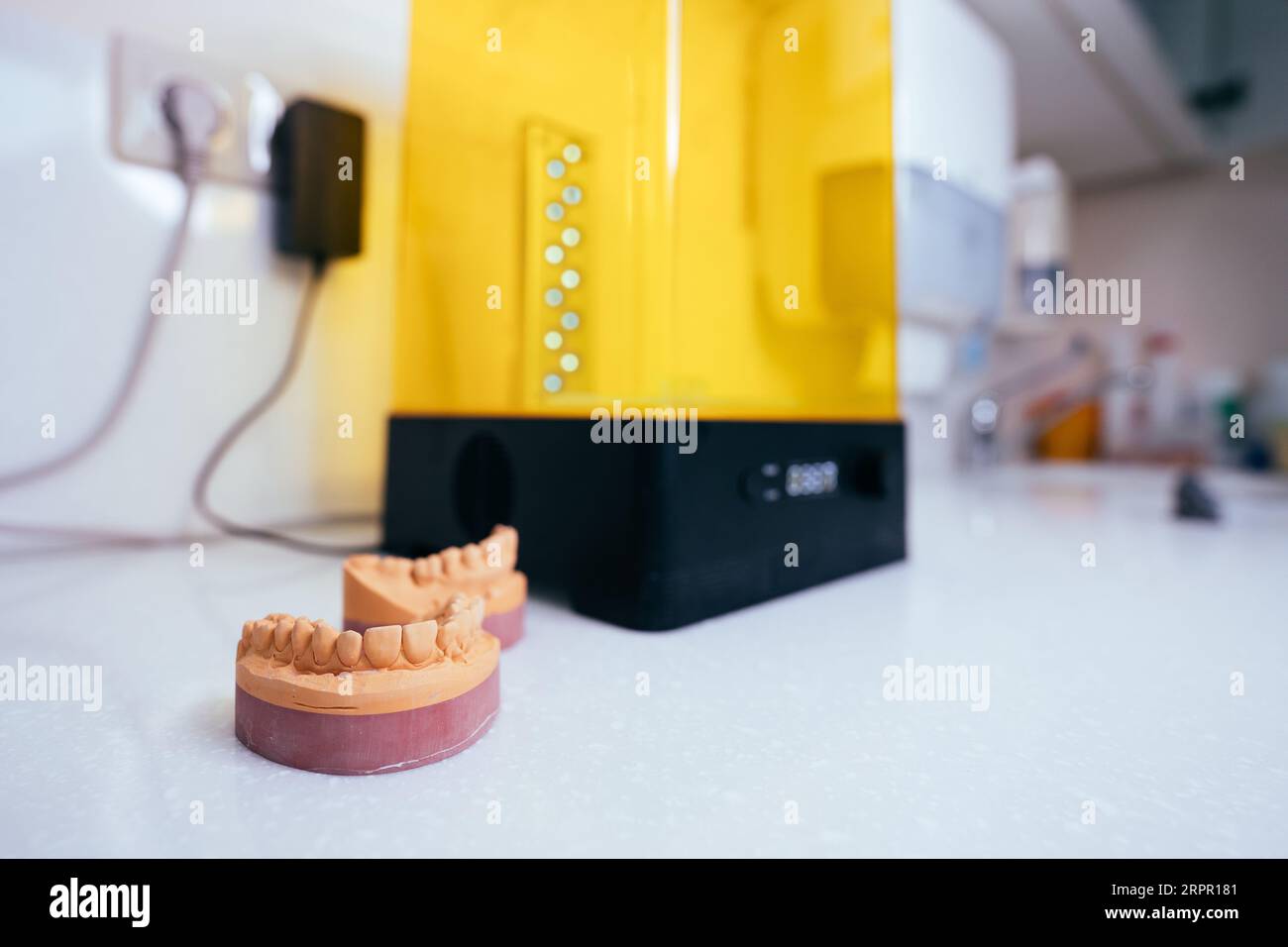 Gerät zum Waschen eines dentalen 3D-Drucks in einer Reinigungslösung und zum Aushärten der Form mit UV-Licht. Stockfoto