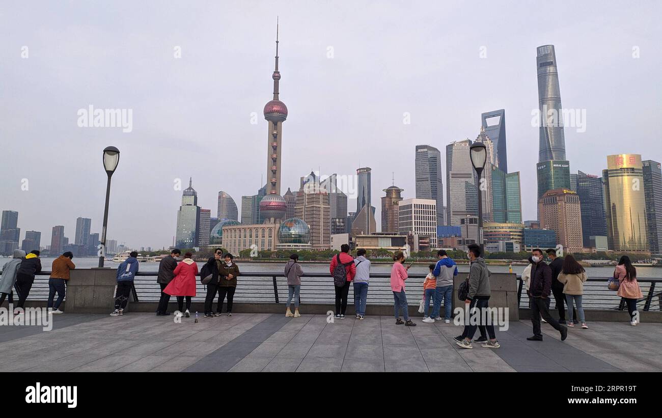 200324 -- SHANGHAI, 24. März 2020 -- Touristen werden im Bund in Shanghai, Ostchina, 24. März 2020 gesehen. Shanghai kündigte eine Herabstufung seiner Notfallreaktion auf den neuartigen Coronavirus-Ausbruch von Stufe I auf Stufe II ab Dienstag an. Foto von /Xinhua CHINA-SHANGHAI-COVID-19-EMERGENCY RESPONSE-DOWNGRADE CN WangxXiang PUBLICATIONxNOTxINxCHN Stockfoto