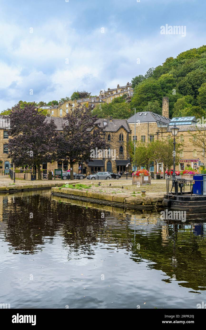 Der Rochdale Canal verläuft über die Hebden Bridge. Der River Calder verbindet sich hier mit dem Rochdale Canal. Lastkähne und kleine Boote nutzen diesen Wasserabschnitt. Stockfoto