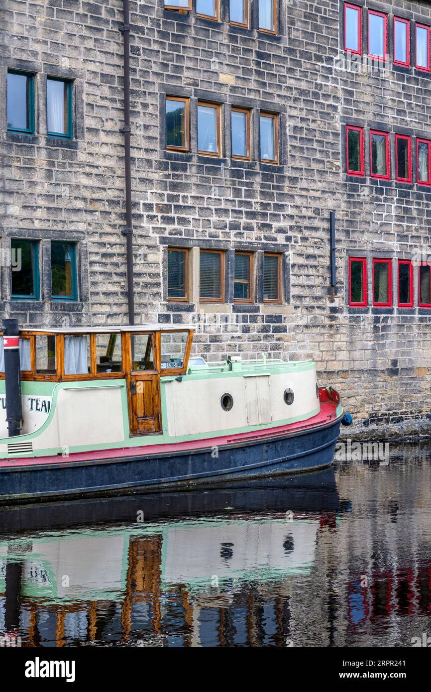 Cottages direkt neben dem Rochdale Canal gebaut. Lastkähne und kleine Boote nutzen diesen Wasserabschnitt regelmäßig. Der Calder mündet in den Rochdale Canal. Stockfoto