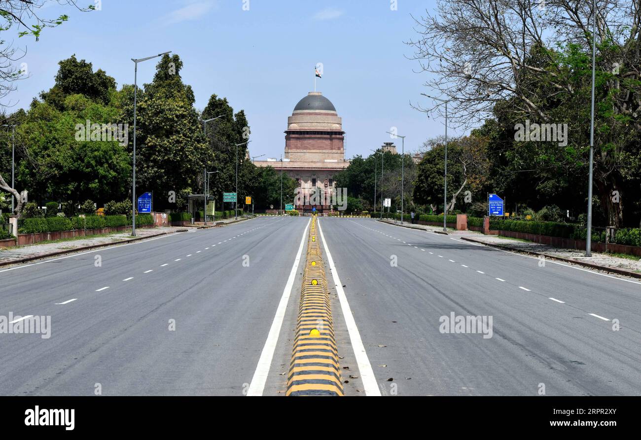 200325 -- NEW DELHI, 25. März 2020 -- Foto aufgenommen am 25. März 2020 zeigt die leere South Avenue Straße und den indischen Präsidentenpalast während eines Lockdowns, um die Ausbreitung des neuartigen Coronavirus in New Delhi, Indien, zu kontrollieren. Am Dienstagabend kündigte der indische Premierminister Narendra Modi in seiner zweiten Fernsehansprache vor der Nation über den COVID-19-Ausbruch eine vollständige Sperrung des gesamten Landes für 21 Tage an, um die COVID-19-Pandemie anzugehen. INDIEN-NEU DELHI-COVID-19-LOCKDOWN ParthaxSarkar PUBLICATIONxNOTxINxCHN Stockfoto