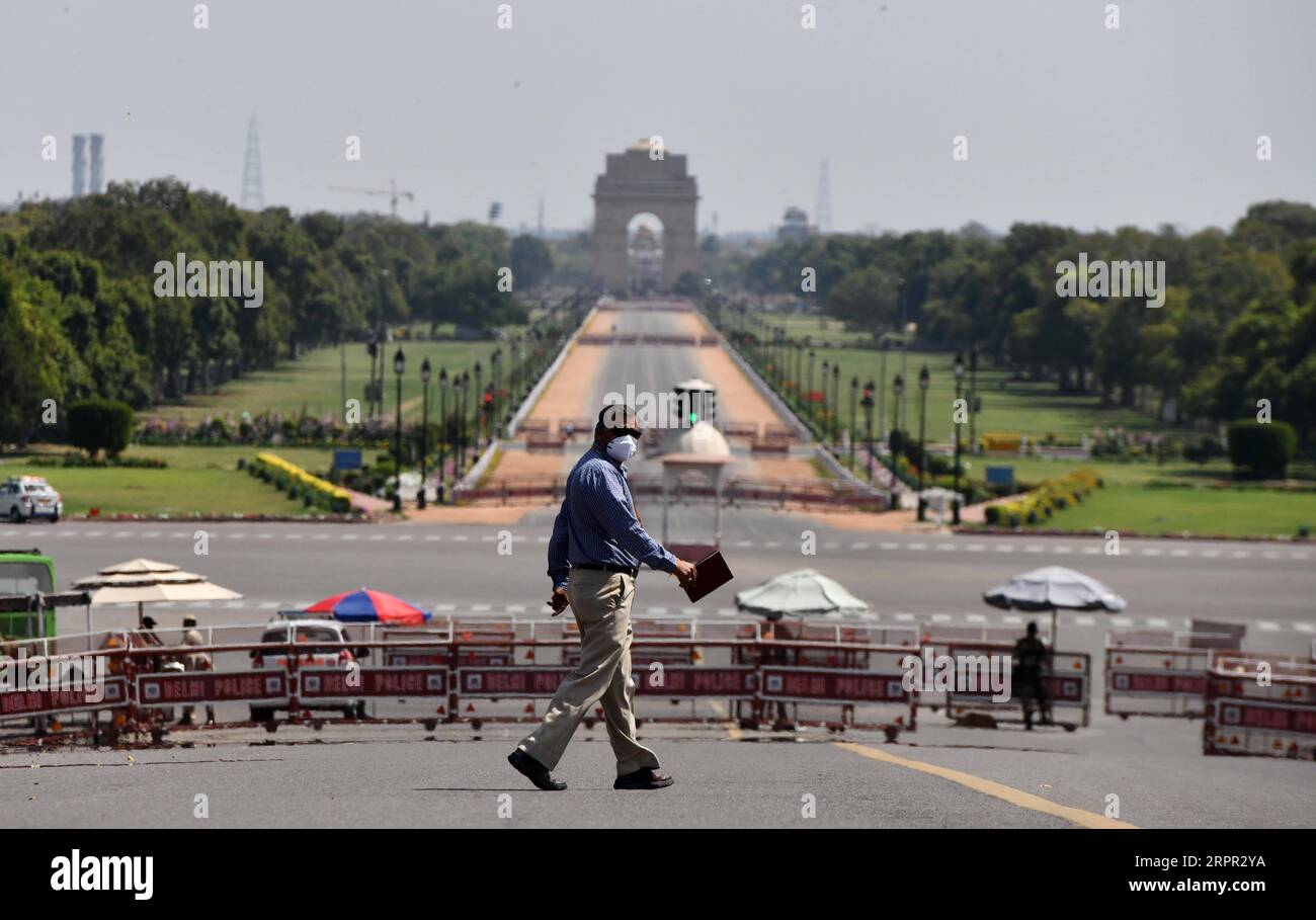 200325 -- NEW DELHI, 25. März 2020 -- Ein Mann geht an Rajpath, Indiens zeremoniellem Boulevard, vorbei, während einer Sperre, um die Verbreitung des neuartigen Coronavirus in New Delhi, Indien, zu kontrollieren, 25. März 2020. Am Dienstagabend kündigte der indische Premierminister Narendra Modi in seiner zweiten Fernsehansprache vor der Nation über den COVID-19-Ausbruch eine vollständige Sperrung des gesamten Landes für 21 Tage an, um die COVID-19-Pandemie anzugehen. INDIEN-NEU DELHI-COVID-19-LOCKDOWN ParthaxSarkar PUBLICATIONxNOTxINxCHN Stockfoto