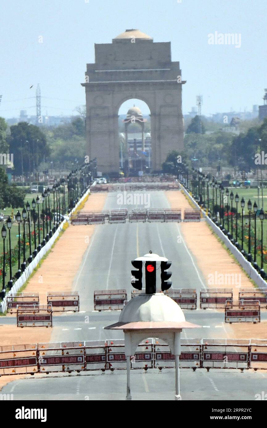 200325 -- NEW DELHI, 25. März 2020 -- Rajpath, Indiens zeremonieller Boulevard, wird während eines Lockdowns gesehen, um die Verbreitung des neuartigen Coronavirus in New Delhi, Indien, zu kontrollieren, 25. März 2020. Am Dienstagabend kündigte der indische Premierminister Narendra Modi in seiner zweiten Fernsehansprache vor der Nation über den COVID-19-Ausbruch eine vollständige Sperrung des gesamten Landes für 21 Tage an, um die COVID-19-Pandemie anzugehen. INDIEN-NEU DELHI-COVID-19-LOCKDOWN ParthaxSarkar PUBLICATIONxNOTxINxCHN Stockfoto