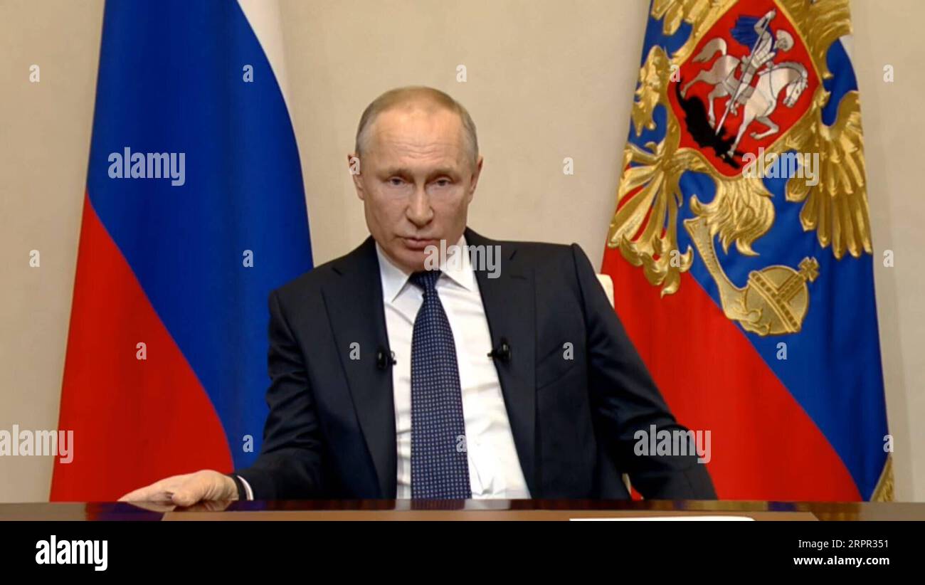200325 -- MOSKAU, 25. März 2020 -- in diesem Video-Screenshot hält der russische Präsident Wladimir Putin eine Fernsehansprache vor der Nation in Moskau, Russland, 25. März 2020. Wladimir Putin erklärte am Mittwoch allen Russen in der nächsten Woche einen bezahlten Urlaub, um die Ausbreitung von COVID-19 zu verhindern. RUSSLAND-MOSKAU-PUTIN-TV-ADRESSE BaixXueqi PUBLICATIONxNOTxINxCHN Stockfoto