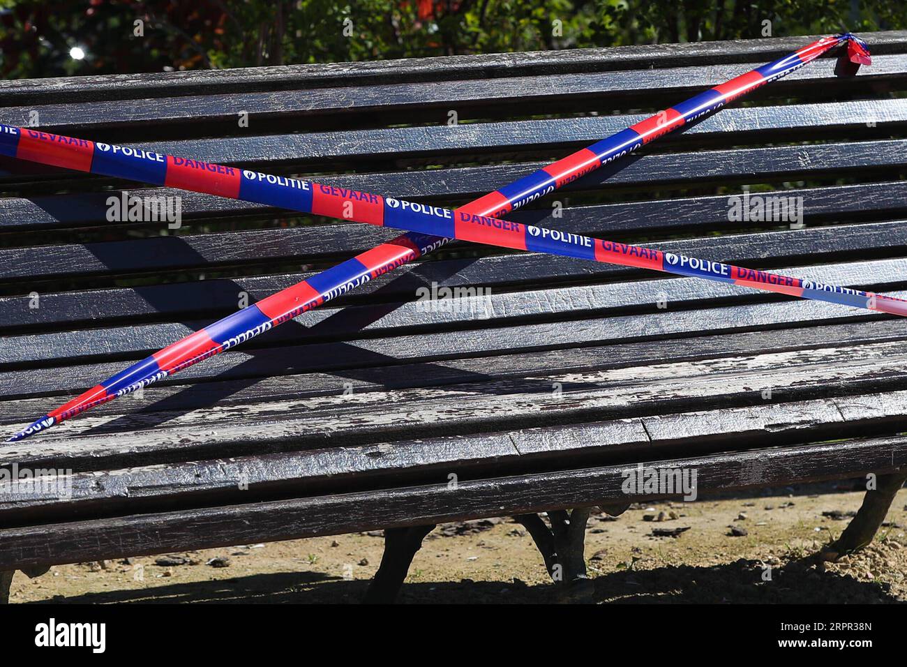 200325 -- BRÜSSEL, 25. März 2020 -- Eine Bank wird von der Polizei in einem Park in Brüssel, Belgien, am 25. März 2020, mit dem Absperrband gefesselt gesehen. Bänke in Parks wurden verboten, weil sie sitzen mussten, um zu verhindern, dass sich die Leute versammeln oder zu lange in den Parks bleiben. BELGIEN-BRÜSSEL-COVID-19-PARK-BANK ZhengxHuansong PUBLICATIONxNOTxINxCHN Stockfoto