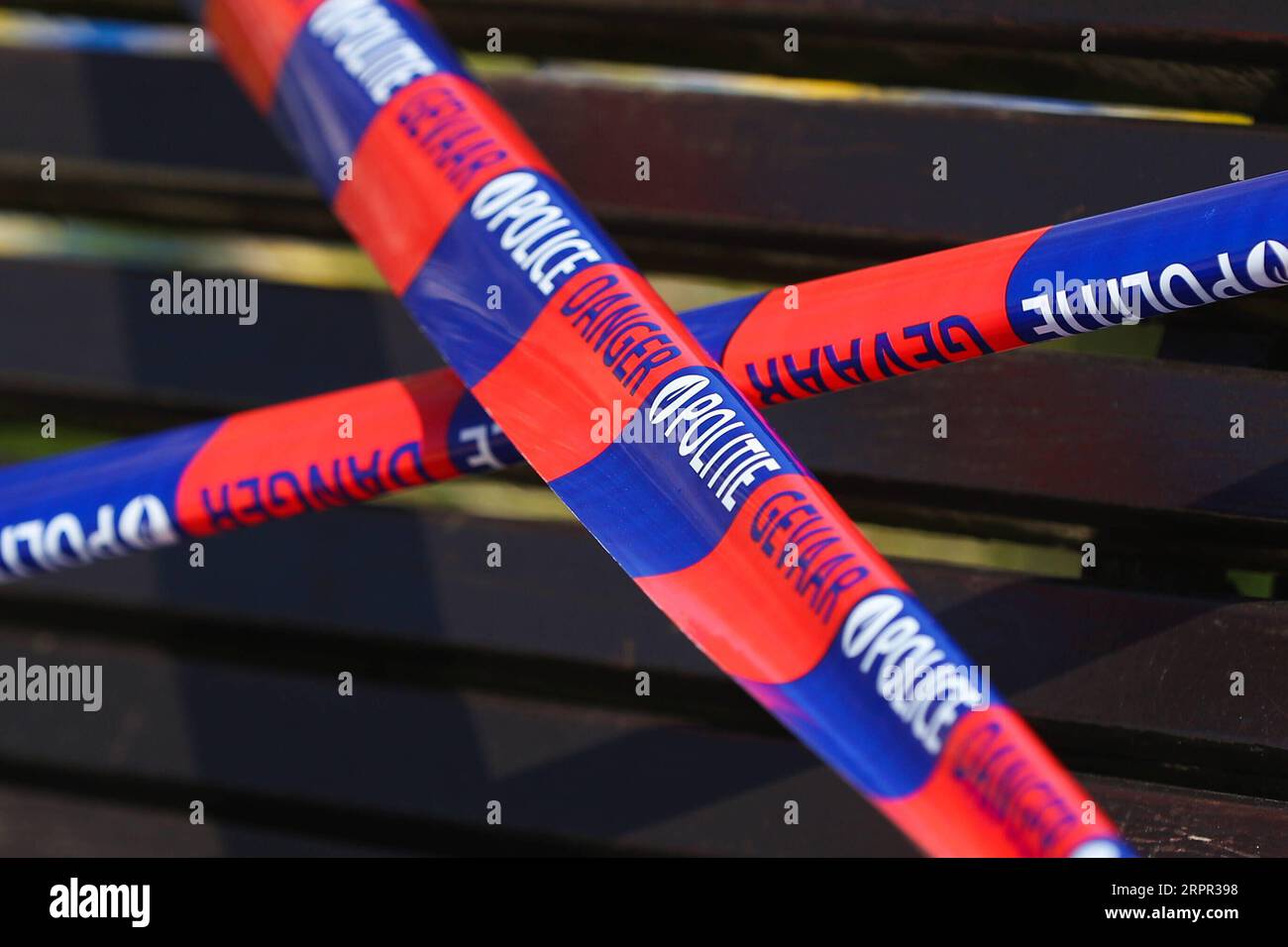 200325 -- BRÜSSEL, 25. März 2020 -- Eine Bank wird von der Polizei in einem Park in Brüssel, Belgien, am 25. März 2020, mit dem Absperrband gefesselt gesehen. Bänke in Parks wurden verboten, weil sie sitzen mussten, um zu verhindern, dass sich die Leute versammeln oder zu lange in den Parks bleiben. BELGIEN-BRÜSSEL-COVID-19-PARK-BANK ZhengxHuansong PUBLICATIONxNOTxINxCHN Stockfoto