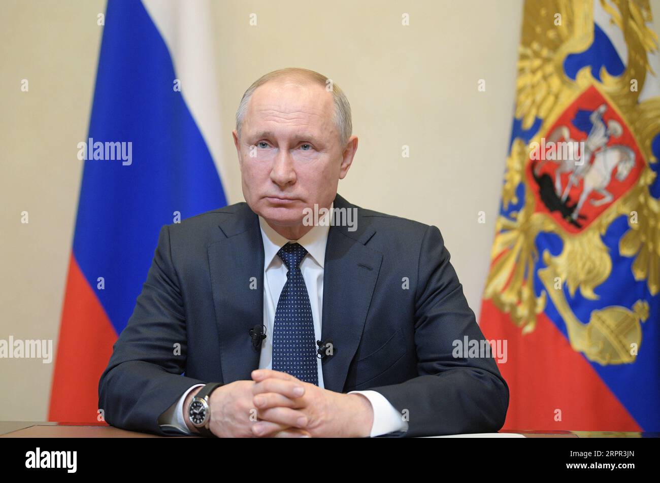 200326 -- PEKING, 26. März 2020 -- der russische Präsident Wladimir Putin hält eine Fernsehansprache vor der Nation in Moskau, Russland, am 25. März 2020. Wladimir Putin erklärte am Mittwoch allen Russen in der nächsten Woche einen bezahlten Urlaub, um die Ausbreitung von COVID-19 zu verhindern. /Handout über Xinhua XINHUA FOTOS DES TAGES Sputnik PUBLICATIONxNOTxINxCHN Stockfoto