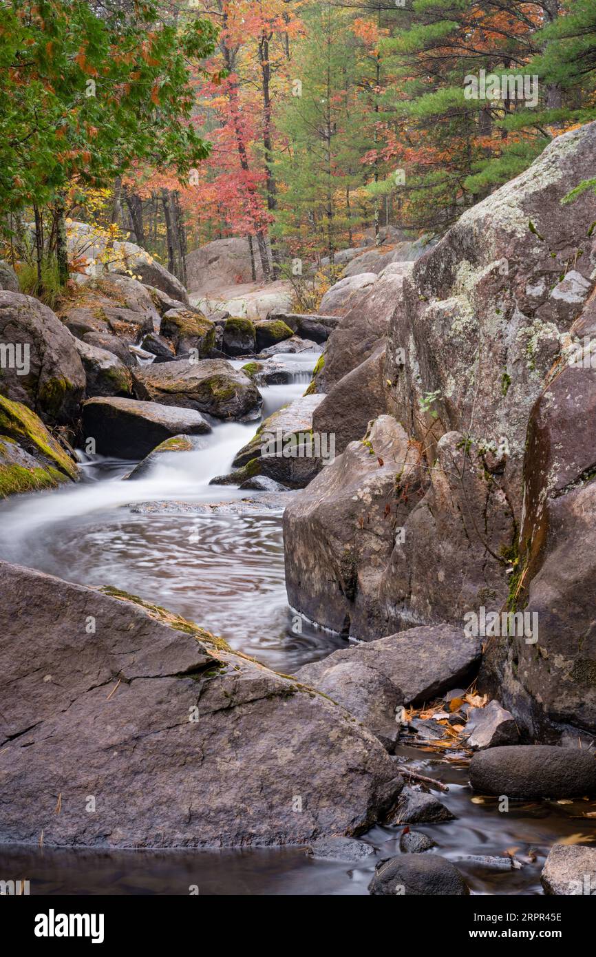 Im Herbst des Jahres ist Nord-Wisconsin ein Paradies für Reisende und Fotografen. Die herrlichen Herbstfarben und Wasserfälle sind spektakulär zu sehen. Stockfoto