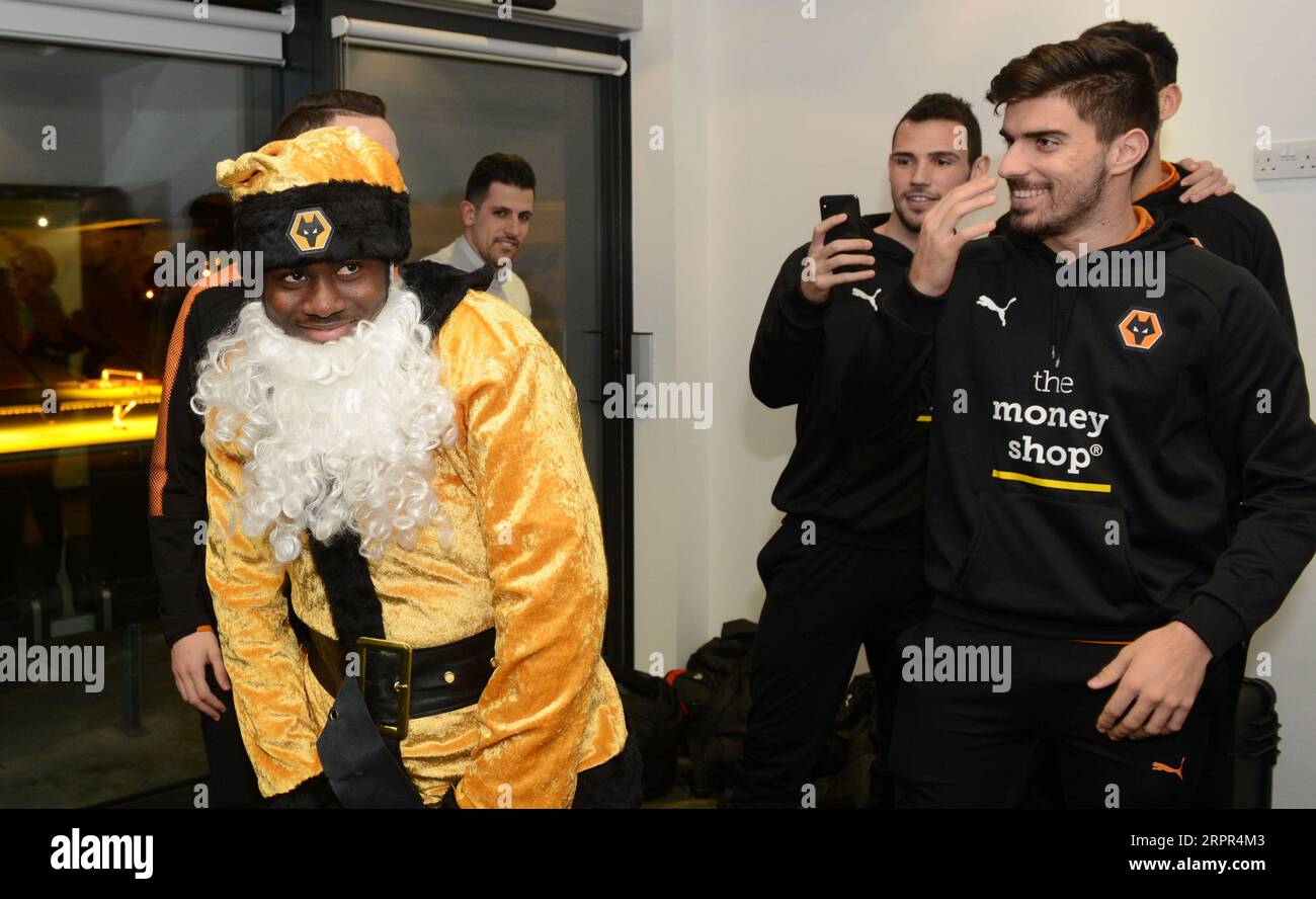 Wolverhampton Wanderers Fußballspieler Bright Enobakhare verkleidet als weihnachtsfeiertag von Ruben Neves 2017 Stockfoto