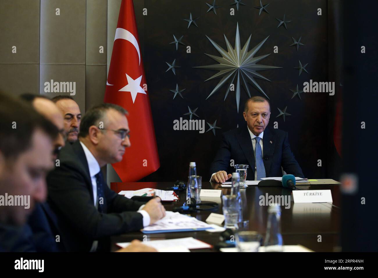 200326 -- ISTANBUL, 26. März 2020 Xinhua -- der türkische Präsident Recep Tayyip Erdogan R nimmt am 26. März 2020 am außerordentlichen G20-Gipfel der virtuellen Staats- und Regierungschefs über Video-Link in Istanbul, Türkei, Teil. Der türkische Präsident Recep Tayyip Erdogan forderte die Länder der Welt am Donnerstag nachdrücklich auf, unverzüglich gemeinsame Anstrengungen zur Bekämpfung des Ausbruchs von COVID-19 zu Unternehmen, berichteten lokale Medien. Xinhua TURKEY-ISTANBUL-ERDOGAN-G20-COVID-19 PUBLICATIONxNOTxINxCHN Stockfoto