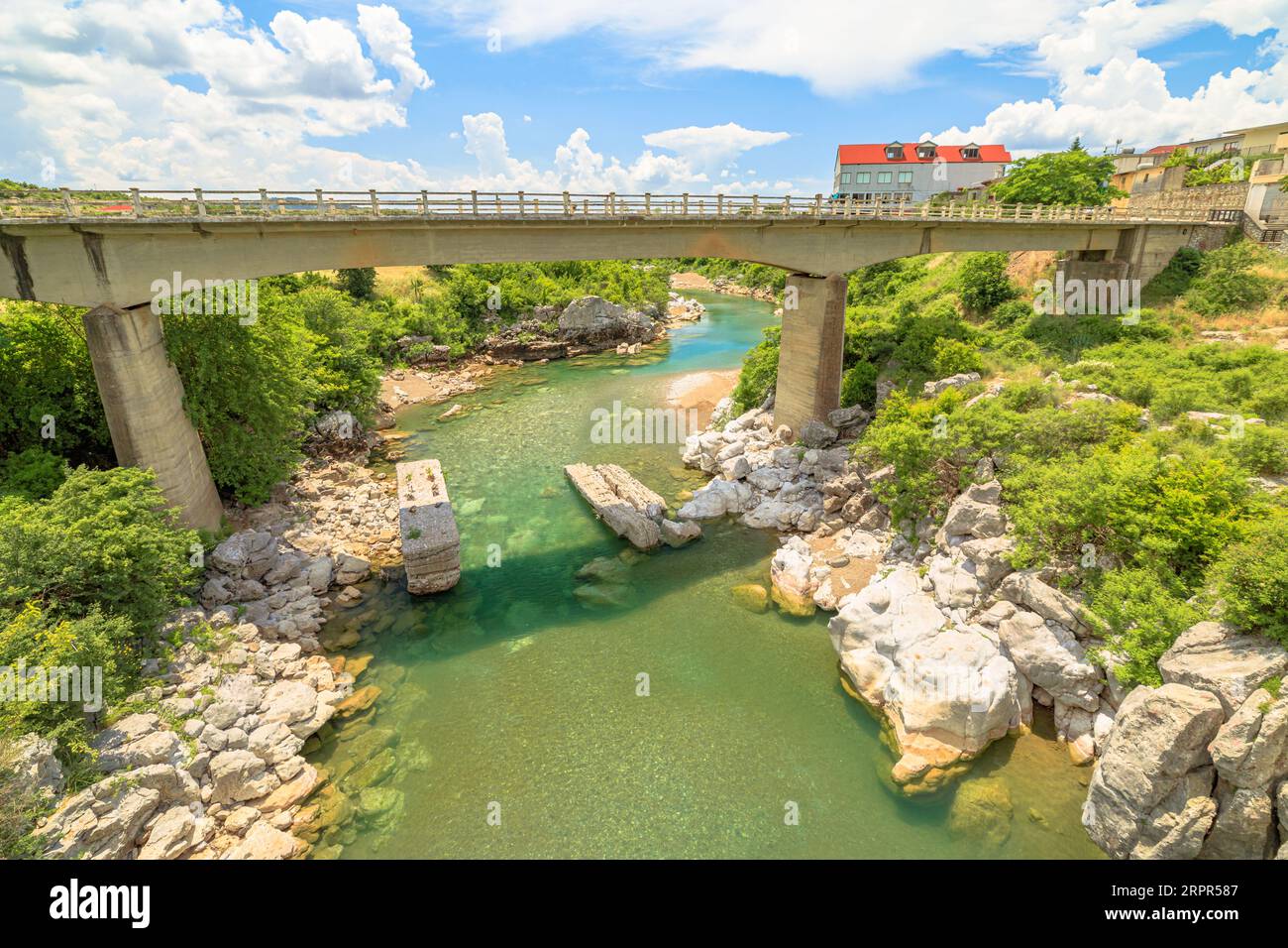 MESI-Brücke, historische Steinkonstruktion in Albanien. Besucher können die Schönheit der Stadt bewundern und die bezaubernden Naturlandschaften entdecken, die sie umgeben Stockfoto