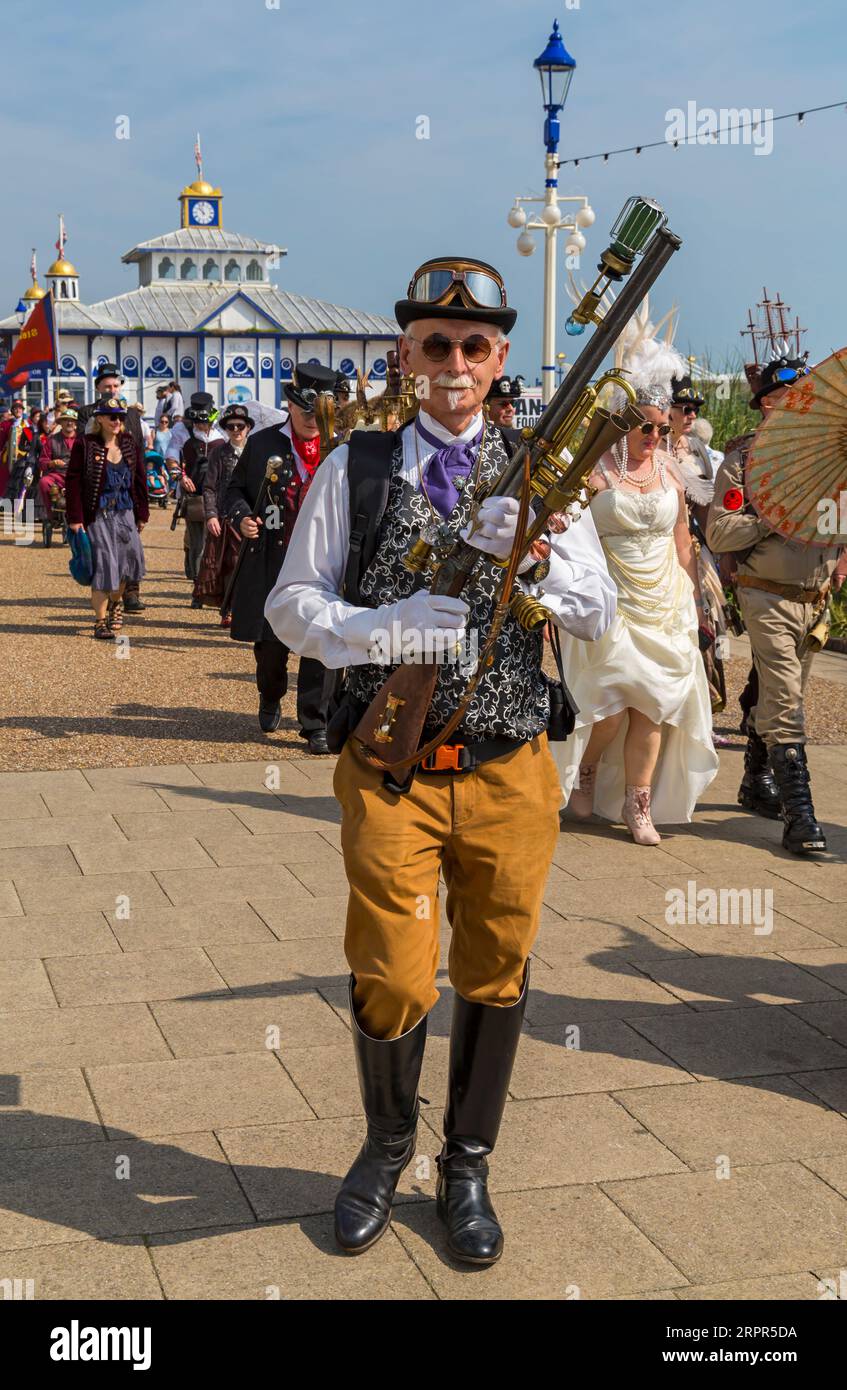 Steampunks steigen auf Eastbourne zum Eastbourne Steampunk Festival mit einer Parade entlang der Küste in Eastbourne, East Sussex, Großbritannien im September ab Stockfoto