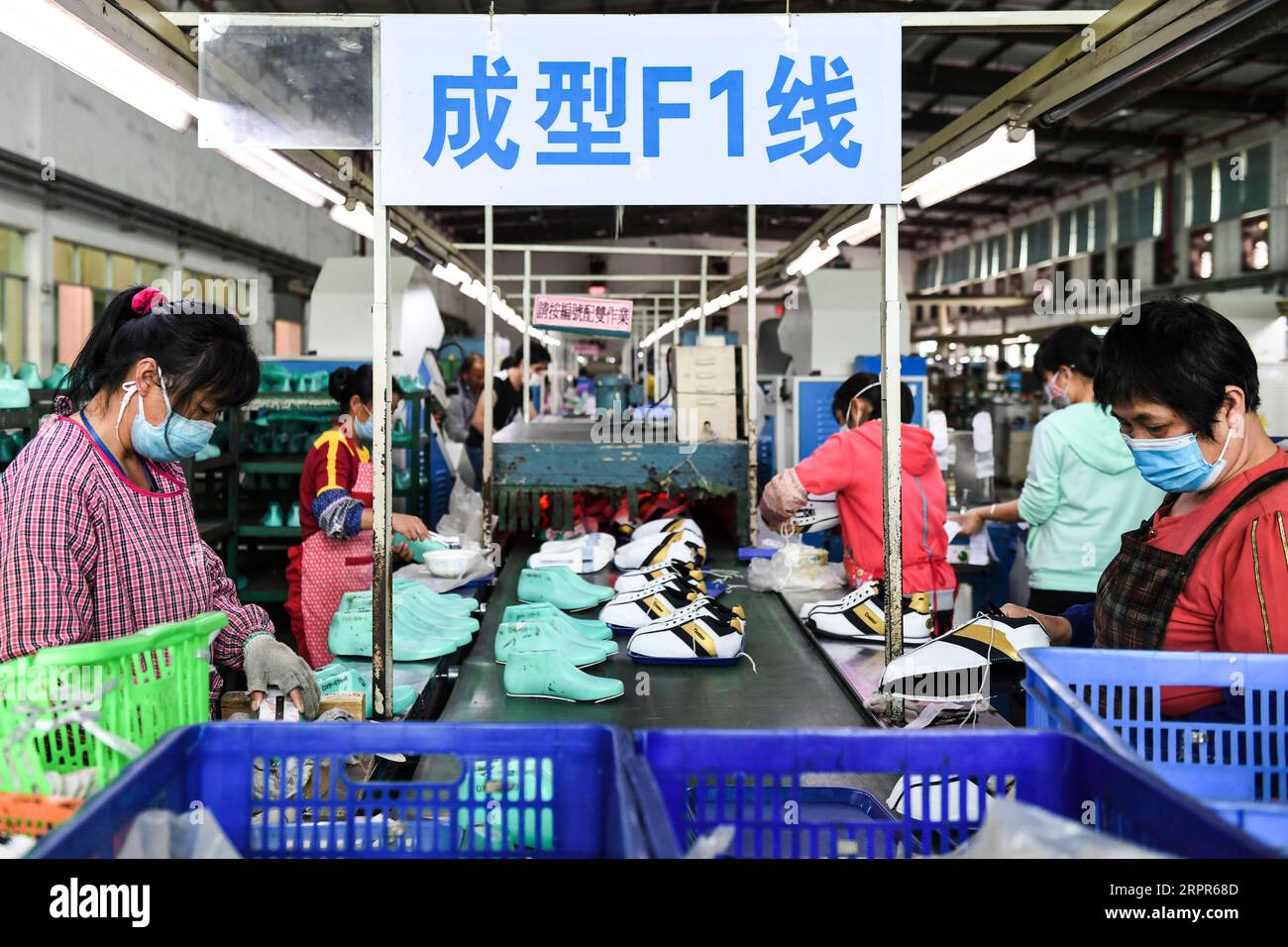 200327 -- NANNING, 27. März 2020 -- Arbeiter machen Turnschuhe in einem Armutsbekämpfungsworkshop in Guiping, Südchinas autonomer Region Guangxi Zhuang, 28. Februar 2020. Die autonome Region Guangxi Zhuang, die stark von Chinas bevölkerungsreichster ethnischer Minderheit Zhuang und vielen anderen Minderheitengruppen bewohnt ist, ist seit langem von Armut heimgesucht. Es war eine wichtige Front in Chinas Armutsbekämpfungskampagne, die darauf abzielt, die absolute Armut bis 2020 zu beseitigen. Die Region hat erhebliche Fortschritte bei der Armutsbekämpfung und der Wiederbelebung des ländlichen Raums erzielt. Statistiken des regionalen Büros für Armutsbekämpfung zeigen, dass Guangx Stockfoto