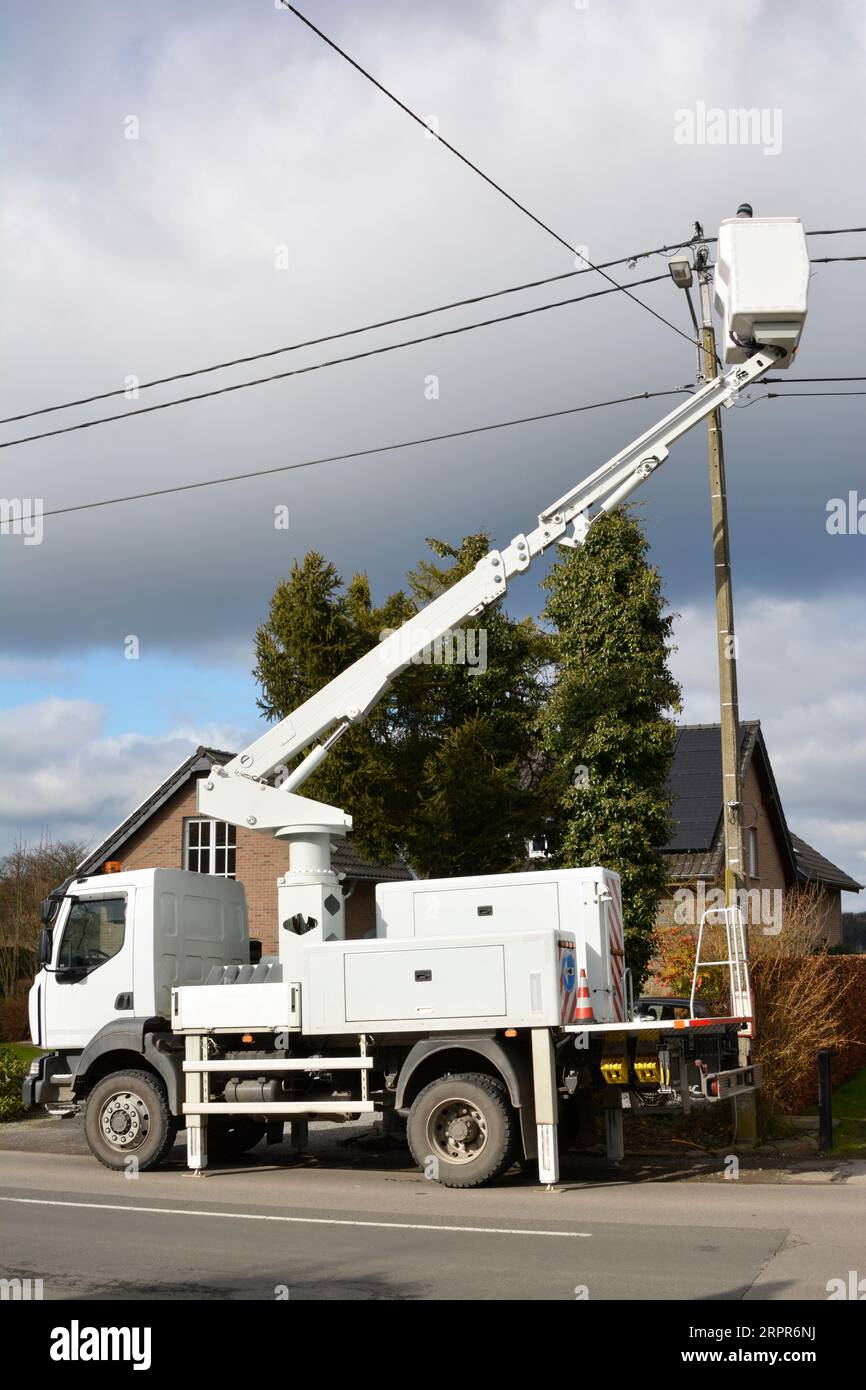 Festsetzung einer Stromleitung durch Verwendung eines Boom Eimer LKW Stockfoto