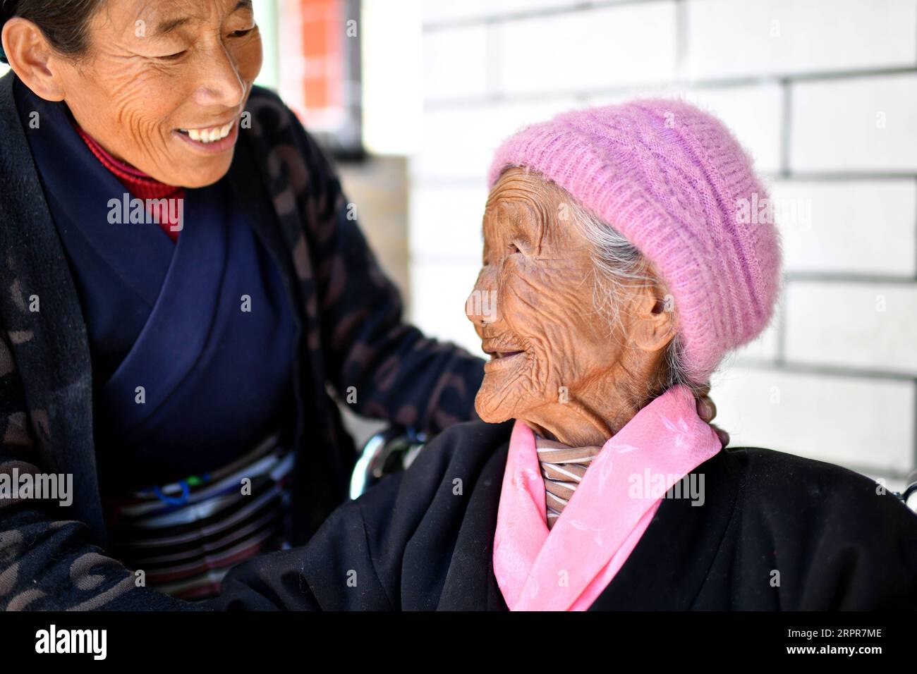 200328 -- LHASA, 28. März 2020 -- Sonam Drolma R spricht mit ihrer Tochter Tsering Dzongpa im Dorf Reguo im Gyaca County in Shannan, südwestchinesische Autonome Region Tibet, 24. März 2020. Am Samstag findet der Tag der Emanzipation der Sklaven statt. Vor einundsechzig Jahren wurden mehr als eine Million Menschen, das sind 90 Prozent der damaligen Bevölkerung der Region, von der feudalen Leibeigenschaft befreit. Sonam Drolma ist eine 109-jährige Dorfbewohnerin im Dorf Reguo in Shannan. Seit ihrer Geburt durchlebte sie ein halbes Jahrhundert voller Wendungen und Leiden als Leibeigene. Als Nachfahre von Leibeigenen begann Sonam Drolma mit der Entwicklung Stockfoto