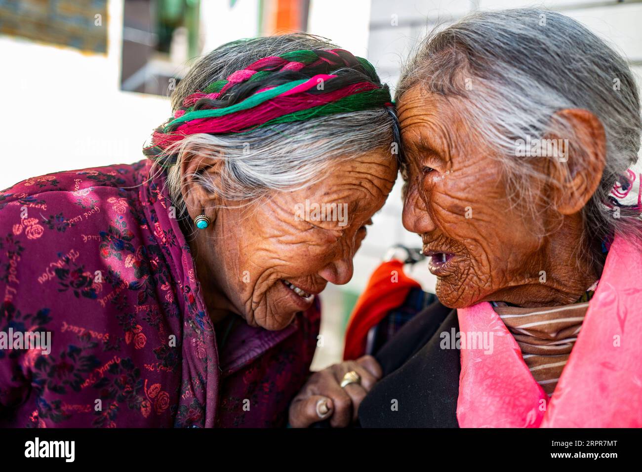 200328 -- LHASA, 28. März 2020 -- Sonam Drolma R interagiert mit ihrer Schwester im Reguo Village im Gyaca County in Shannan, der südwestchinesischen Autonomen Region Tibet, 24. März 2020. Am Samstag findet der Tag der Emanzipation der Sklaven statt. Vor einundsechzig Jahren wurden mehr als eine Million Menschen, das sind 90 Prozent der damaligen Bevölkerung der Region, von der feudalen Leibeigenschaft befreit. Sonam Drolma ist eine 109-jährige Dorfbewohnerin im Dorf Reguo in Shannan. Seit ihrer Geburt durchlebte sie ein halbes Jahrhundert voller Wendungen und Leiden als Leibeigene. Als Nachfahre von Leibeigenen begann Sonam Drolma, für Ser zu arbeiten Stockfoto