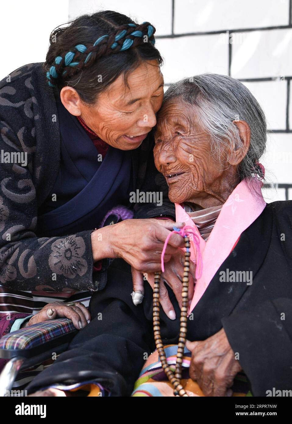 200328 -- LHASA, 28. März 2020 Xinhua -- Sonam Drolma R spricht mit ihrer Tochter Tsering Dzongpa im Dorf Reguo im Gyaca County in Shannan, im Südwesten Chinas autonome Region Tibet, 24. März 2020. Am Samstag findet der Tag der Emanzipation der Sklaven statt. Vor einundsechzig Jahren wurden mehr als eine Million Menschen, das sind 90 Prozent der damaligen Bevölkerung der Region, von der feudalen Leibeigenschaft befreit. Sonam Drolma ist eine 109-jährige Dorfbewohnerin im Dorf Reguo in Shannan. Seit ihrer Geburt durchlebte sie ein halbes Jahrhundert voller Wendungen und Leiden als Leibeigene. Als Nachfahre von Leibeigenen Sonam Drolma Stockfoto