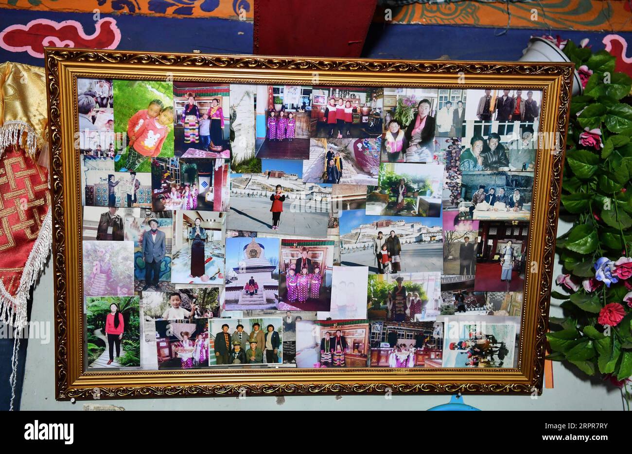 200328 -- LHASA, 28. März 2020 Xinhua -- Foto aufgenommen am 24. März 2020 zeigt Familienfotos von Sonam Drolma im Dorf Reguo im Gyaca County in Shannan im Südwesten Chinas autonome Region Tibet. Am Samstag findet der Tag der Emanzipation der Sklaven statt. Vor einundsechzig Jahren wurden mehr als eine Million Menschen, das sind 90 Prozent der damaligen Bevölkerung der Region, von der feudalen Leibeigenschaft befreit. Sonam Drolma ist eine 109-jährige Dorfbewohnerin im Dorf Reguo in Shannan. Seit ihrer Geburt durchlebte sie ein halbes Jahrhundert voller Wendungen und Leiden als Leibeigene. Als Nachfahre von Sklaven begann Sonam Drolma Stockfoto