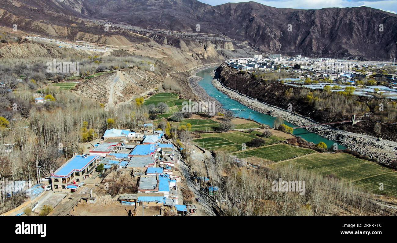 200328 -- LHASA, 28. März 2020 Xinhua -- Luftaufnahme aufgenommen am 24. März 2020 zeigt einen Blick auf Reguo Village L, unten im Gyaca County in Shannan im Südwesten Chinas autonome Tibet-Region. Am Samstag findet der Tag der Emanzipation der Sklaven statt. Vor einundsechzig Jahren wurden mehr als eine Million Menschen, das sind 90 Prozent der damaligen Bevölkerung der Region, von der feudalen Leibeigenschaft befreit. Sonam Drolma ist eine 109-jährige Dorfbewohnerin im Dorf Reguo in Shannan. Seit ihrer Geburt durchlebte sie ein halbes Jahrhundert voller Wendungen und Leiden als Leibeigene. Als Nachfahre von Leibeigenen begann Sonam Drolma, zu werden Stockfoto