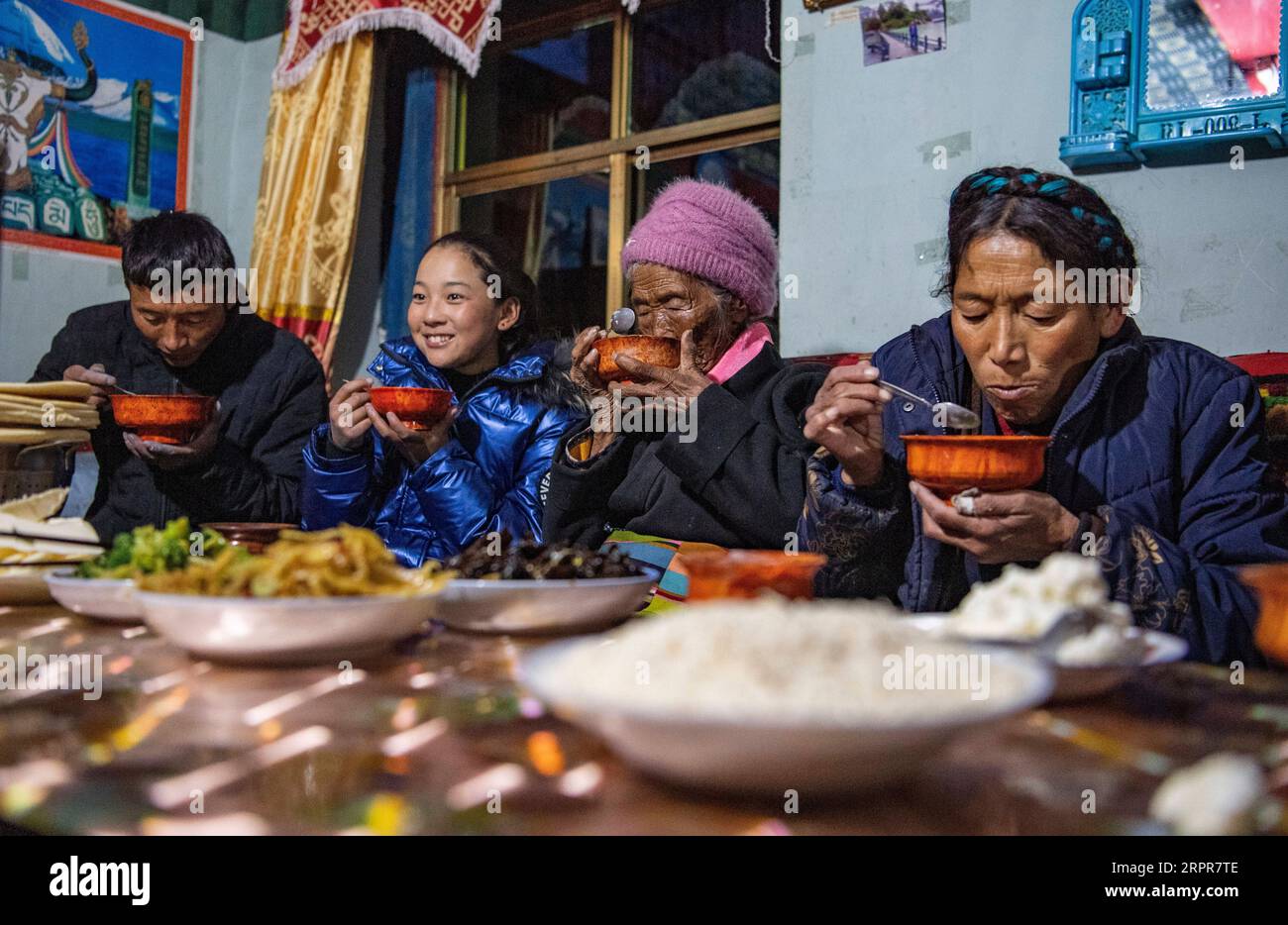 200328 -- LHASA, 28. März 2020 -- Sonam Drolma und ihre Familie essen im Reguo Village im Gyaca County in Shannan, der südwestlichen chinesischen Autonomen Region Tibet, 24. März 2020. Am Samstag findet der Tag der Emanzipation der Sklaven statt. Vor einundsechzig Jahren wurden mehr als eine Million Menschen, das sind 90 Prozent der damaligen Bevölkerung der Region, von der feudalen Leibeigenschaft befreit. Sonam Drolma ist eine 109-jährige Dorfbewohnerin im Dorf Reguo in Shannan. Seit ihrer Geburt durchlebte sie ein halbes Jahrhundert voller Wendungen und Leiden als Leibeigene. Als Nachfahre von Leibeigenen begann Sonam Drolma, für Leibeigene zu arbeiten Stockfoto