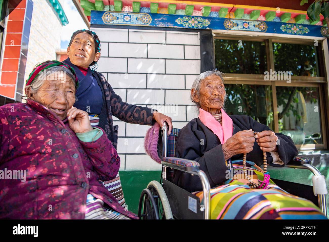 200328 -- LHASA, 28. März 2020 -- Sonam Drolma R, ihre Schwester Tsering und ihre Tochter Tsering Dzongpa scheinen in ihrem Zuhause im Dorf Reguo im Gyaca County in Shannan, im Südwesten Chinas autonome Region Tibet, 24. März 2020. Am Samstag findet der Tag der Emanzipation der Sklaven statt. Vor einundsechzig Jahren wurden mehr als eine Million Menschen, das sind 90 Prozent der damaligen Bevölkerung der Region, von der feudalen Leibeigenschaft befreit. Sonam Drolma ist eine 109-jährige Dorfbewohnerin im Dorf Reguo in Shannan. Seit ihrer Geburt durchlebte sie ein halbes Jahrhundert voller Wendungen und Leiden als Leibeigene. Als untergeordnetes Element Stockfoto