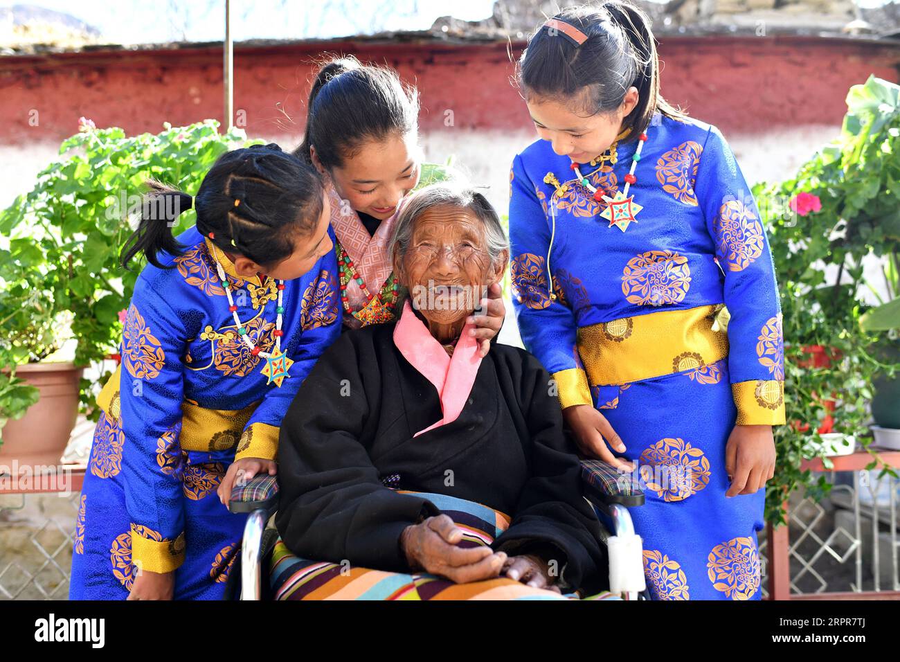 200328 -- LHASA, 28. März 2020 -- Sonam Drolma spricht mit ihren Urenkelinnen im Innenhof zu Hause im Dorf Reguo im Gyaca County in Shannan, südwestchinesische Autonome Region Tibet, 24. März 2020. Am Samstag findet der Tag der Emanzipation der Sklaven statt. Vor einundsechzig Jahren wurden mehr als eine Million Menschen, das sind 90 Prozent der damaligen Bevölkerung der Region, von der feudalen Leibeigenschaft befreit. Sonam Drolma ist eine 109-jährige Dorfbewohnerin im Dorf Reguo in Shannan. Seit ihrer Geburt durchlebte sie ein halbes Jahrhundert voller Wendungen und Leiden als Leibeigene. Als Nachfahre von Serfs, S Stockfoto