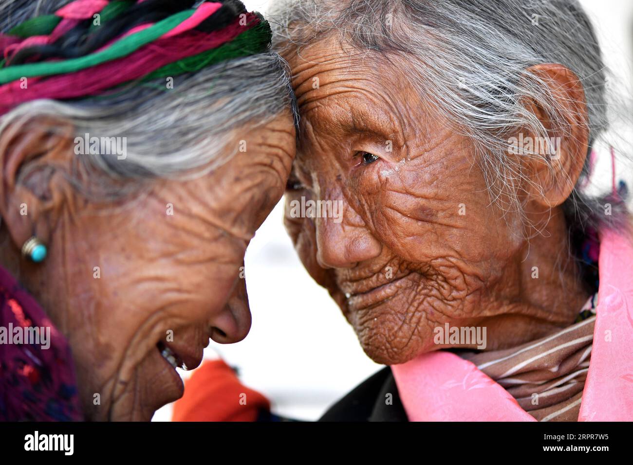 200328 -- LHASA, 28. März 2020 -- Sonam Drolma R interagiert mit ihrer Schwester im Reguo Village im Gyaca County in Shannan, der südwestchinesischen Autonomen Region Tibet, 24. März 2020. Am Samstag findet der Tag der Emanzipation der Sklaven statt. Vor einundsechzig Jahren wurden mehr als eine Million Menschen, das sind 90 Prozent der damaligen Bevölkerung der Region, von der feudalen Leibeigenschaft befreit. Sonam Drolma ist eine 109-jährige Dorfbewohnerin im Dorf Reguo in Shannan. Seit ihrer Geburt durchlebte sie ein halbes Jahrhundert voller Wendungen und Leiden als Leibeigene. Als Nachfahre von Leibeigenen begann Sonam Drolma, für Ser zu arbeiten Stockfoto