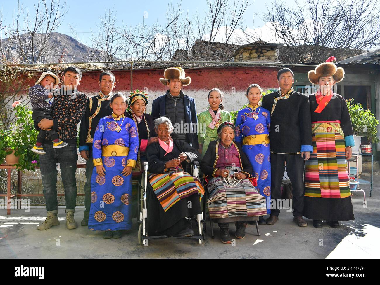 200328 -- LHASA, 28. März 2020 Xinhua -- Sonam Drolma und ihre Familie posieren für ein Gruppenfoto im Dorf Reguo im Gyaca County in Shannan, Südwestchinas Autonome Region Tibet, 24. März 2020. Am Samstag findet der Tag der Emanzipation der Sklaven statt. Vor einundsechzig Jahren wurden mehr als eine Million Menschen, das sind 90 Prozent der damaligen Bevölkerung der Region, von der feudalen Leibeigenschaft befreit. Sonam Drolma ist eine 109-jährige Dorfbewohnerin im Dorf Reguo in Shannan. Seit ihrer Geburt durchlebte sie ein halbes Jahrhundert voller Wendungen und Leiden als Leibeigene. Als Nachfahre von Leibeigenen Sonam Drolma bega Stockfoto