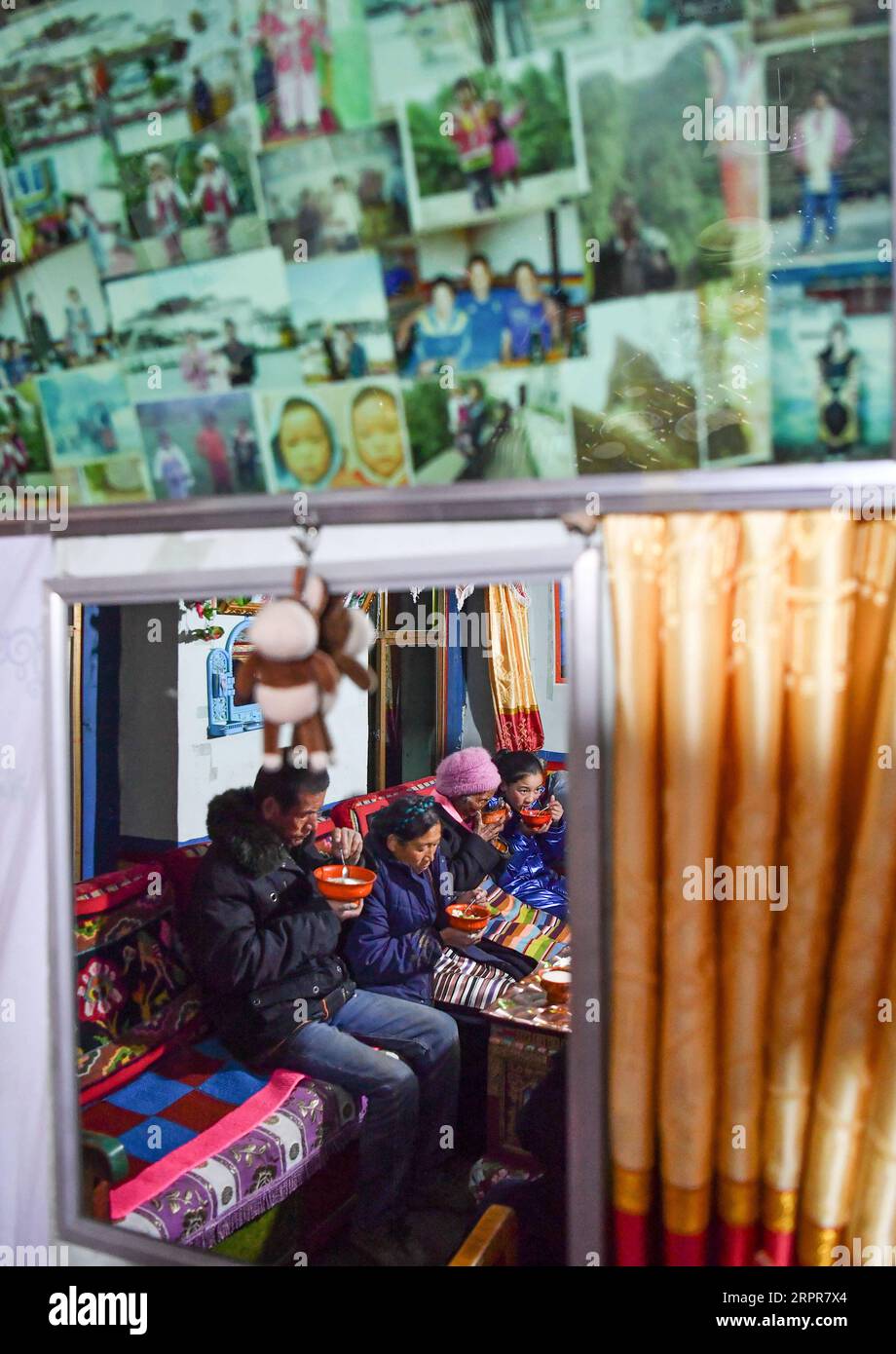 200328 -- LHASA, 28. März 2020 Xinhua -- Sonam Drolma und ihre Familie essen im Reguo Village im Gyaca County in Shannan, Südwestchinas Autonome Region Tibet, 24. März 2020. Am Samstag findet der Tag der Emanzipation der Sklaven statt. Vor einundsechzig Jahren wurden mehr als eine Million Menschen, das sind 90 Prozent der damaligen Bevölkerung der Region, von der feudalen Leibeigenschaft befreit. Sonam Drolma ist eine 109-jährige Dorfbewohnerin im Dorf Reguo in Shannan. Seit ihrer Geburt durchlebte sie ein halbes Jahrhundert voller Wendungen und Leiden als Leibeigene. Als Nachfahre von Leibeigenen begann Sonam Drolma, f zu arbeiten Stockfoto