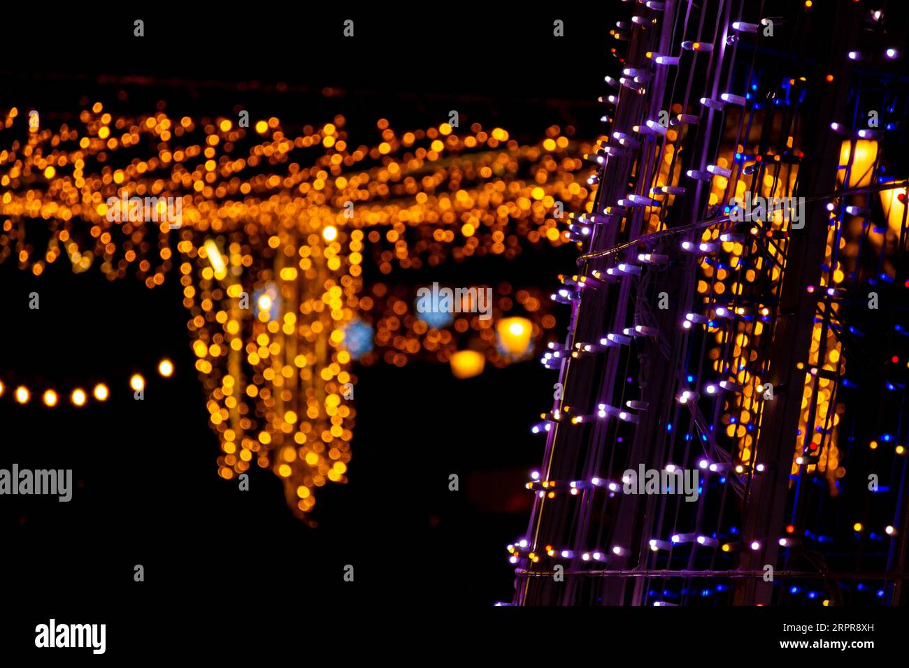 Weihnachtliche, leuchtende Dekoration mit verschiedenen Formen, die nachts mit farbigen LED-Lampen hergestellt werden Stockfoto