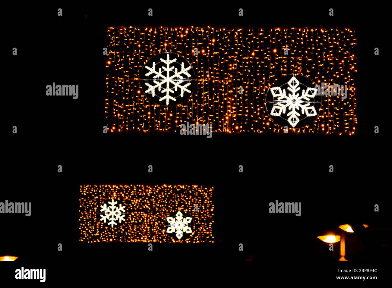 Weihnachtliche, leuchtende Dekoration mit verschiedenen Formen, die nachts mit farbigen LED-Lampen hergestellt werden Stockfoto