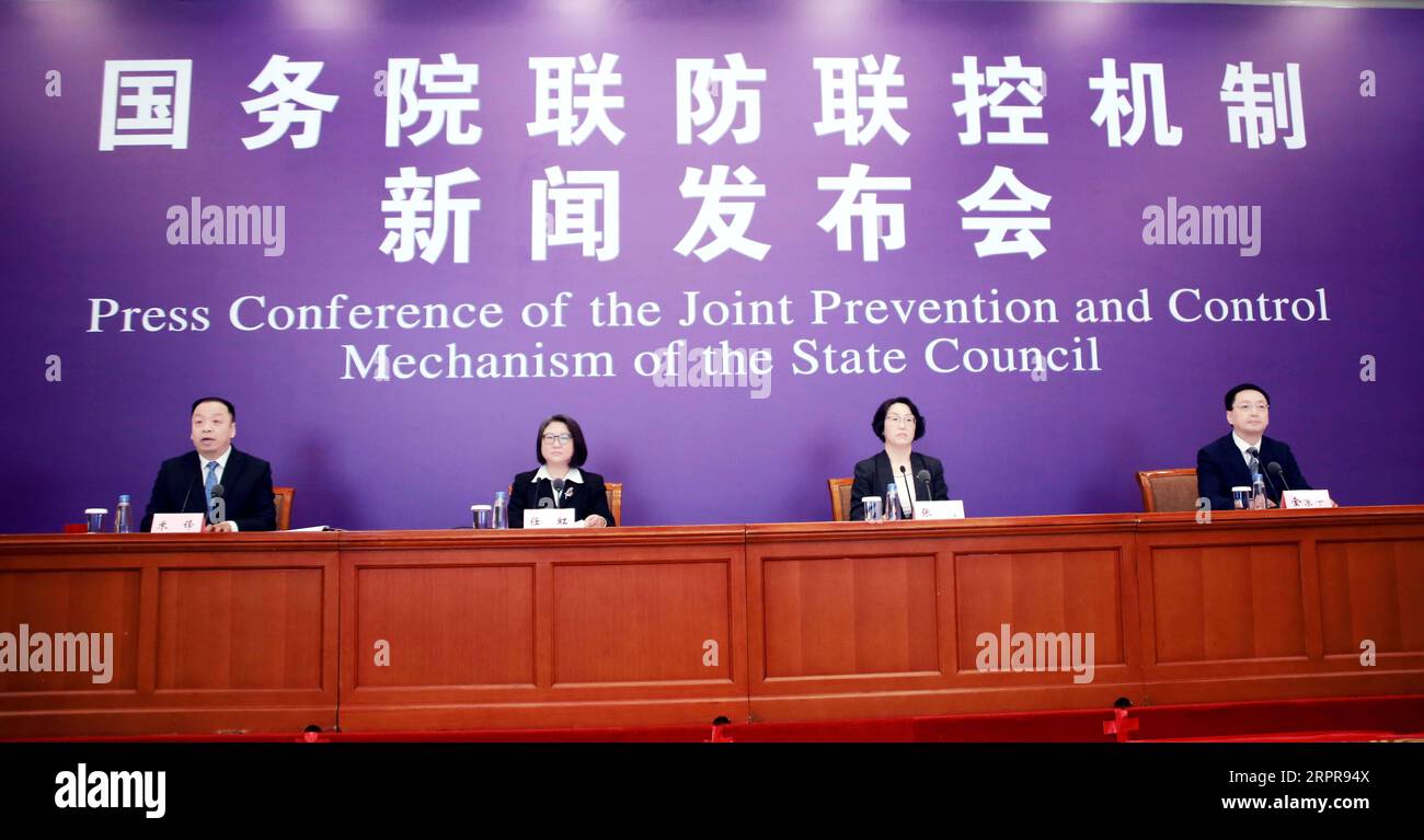 200329 -- PEKING, 29. März 2020 -- das Foto vom 29. März 2020 zeigt eine Pressekonferenz über den gemeinsamen Präventions- und Kontrollmechanismus des Staatsrats in Peking, der Hauptstadt Chinas. China hat seine internationalen Luftfrachtkapazitäten ausgebaut, um das reibungslose Funktionieren der globalen medizinischen Lieferketten während der COVID-19-Pandemie zu gewährleisten. Bis Donnerstag hat China 23 internationale Transportaufgaben mit medizinischen Hilfsgütern mit einer kumulierten Transportmenge von 406 Tonnen durchgeführt, sagte Zhang Qing, ein Beamter der Zivilluftfahrtbehörde Chinas, einer Pressekonferenz am Sonntag. CHINA-PEKING-COV Stockfoto