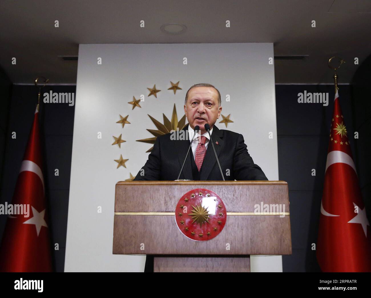 200330 -- ISTANBUL, 30. März 2020 Xinhua -- der türkische Präsident Recep Tayyip Erdogan hält am 30. März 2020 in Istanbul eine Fernsehansprache. Erdogan sagte am Montag, dass insgesamt 39 Standorte im ganzen Land aufgrund der steigenden Zahl bestätigter COVID-19-Fälle unter Quarantäne gestellt werden. Xinhua TURKEY-ISTANBUL-PRESIDENT-ADDRESS-COVID-19 PUBLICATIONxNOTxINxCHN Stockfoto