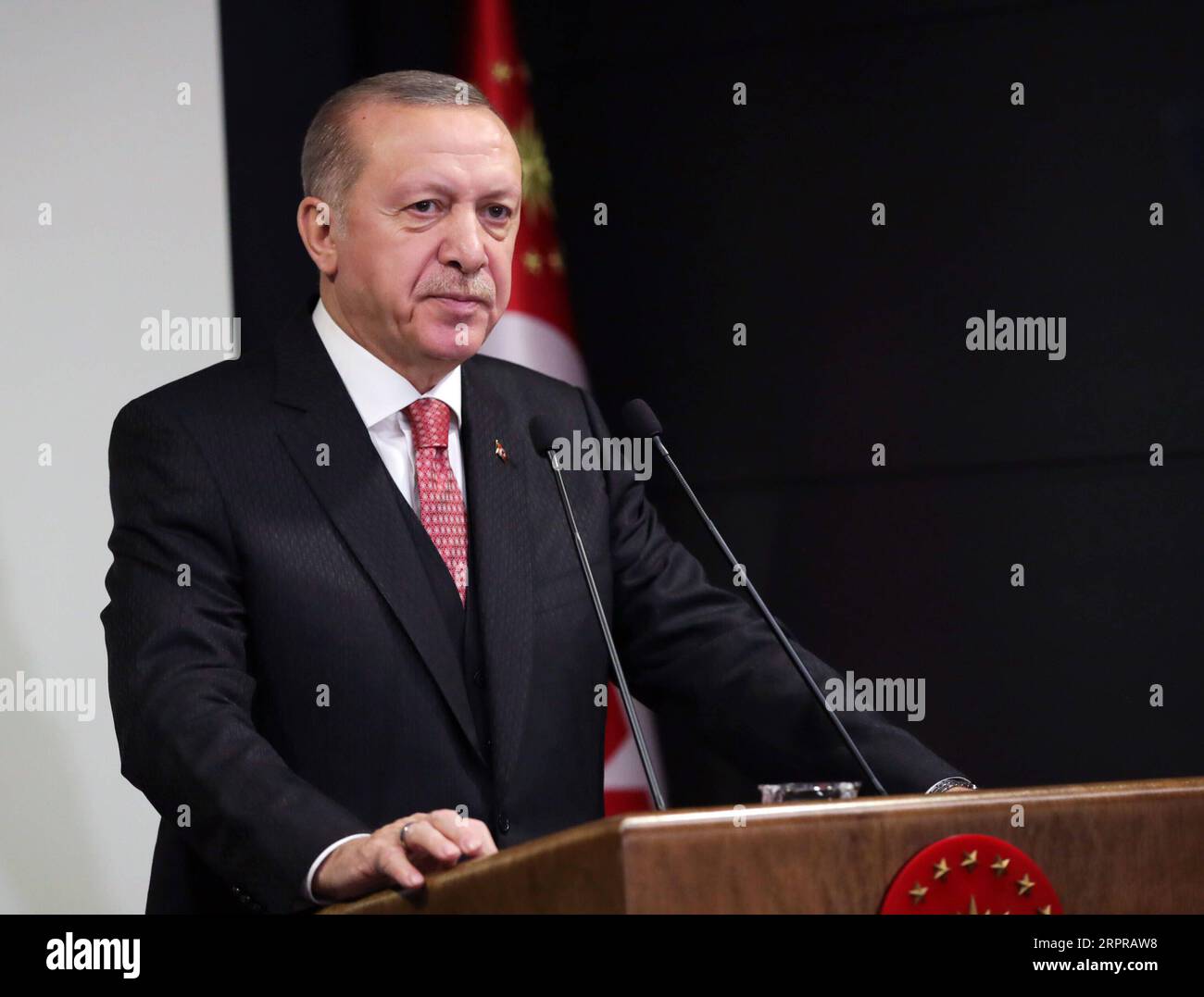 200330 -- ISTANBUL, 30. März 2020 Xinhua -- der türkische Präsident Recep Tayyip Erdogan hält am 30. März 2020 in Istanbul eine Fernsehansprache. Erdogan sagte am Montag, dass insgesamt 39 Standorte im ganzen Land aufgrund der steigenden Zahl bestätigter COVID-19-Fälle unter Quarantäne gestellt werden. Xinhua TURKEY-ISTANBUL-PRESIDENT-ADDRESS-COVID-19 PUBLICATIONxNOTxINxCHN Stockfoto