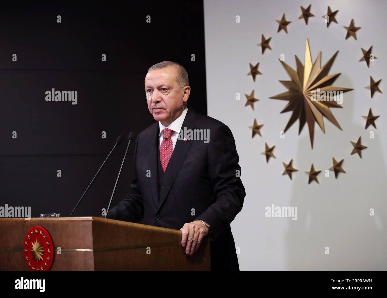 News Bilder des Tages 200330 -- ISTANBUL, 30. März 2020 Xinhua -- der türkische Präsident Recep Tayyip Erdogan hält am 30. März 2020 eine Fernsehansprache vor der türkischen Nation in Istanbul. Erdogan sagte am Montag, dass insgesamt 39 Standorte im ganzen Land aufgrund der steigenden Zahl bestätigter COVID-19-Fälle unter Quarantäne gestellt werden. Xinhua TURKEY-ISTANBUL-PRESIDENT-ADDRESS-COVID-19 PUBLICATIONxNOTxINxCHN Stockfoto
