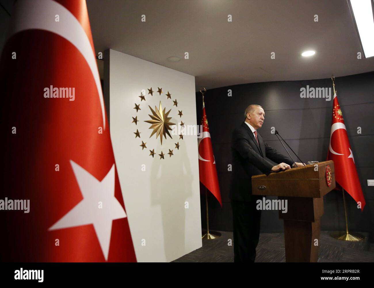 200331 -- PEKING, 31. März 2020 -- der türkische Präsident Recep Tayyip Erdogan hält am 30. März 2020 in Istanbul eine Fernsehansprache. Erdogan sagte am Montag, dass insgesamt 39 Standorte im ganzen Land aufgrund der steigenden Zahl bestätigter COVID-19-Fälle unter Quarantäne gestellt werden. FOTOS DES TAGES Xinhua PUBLICATIONxNOTxINxCHN Stockfoto