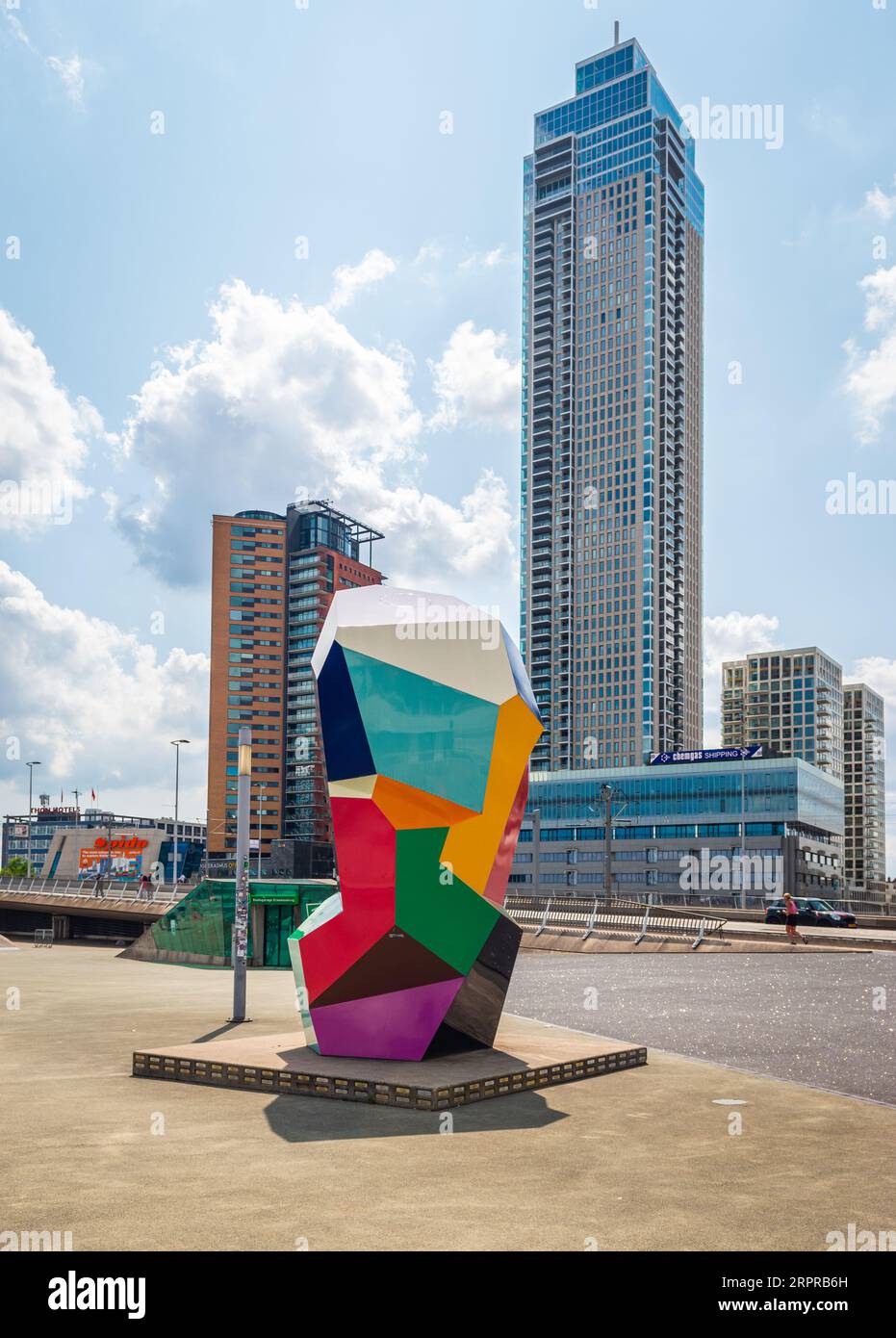 Rotterdam, Niederlande - 18. Juli 2023: Marathonstatue in Rotterdam. Mehrfarbige Eisenstatue, entworfen vom Künstler Henk Visch. Stockfoto Rotterdam, Niederlande - 18. Juli 2023: Marathonstatue in Rotterdam. Mehrfarbige Eisenstatue, entworfen vom Künstler Henk Visch. Stockfoto