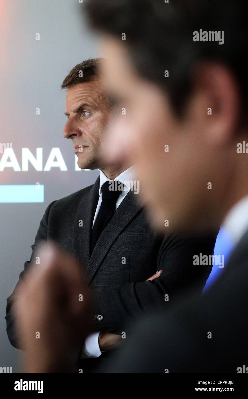 Orthez, Frankreich. September 2023. Der französische Präsident Emmanuel Macron besuchte am 5. September 2023 die Daniel-Argote-Mittelschule in Orthez, Frankreich. Foto: Stephane Lemouton/Pool/ABACAPRESS.COM Credit: Abaca Press/Alamy Live News Stockfoto