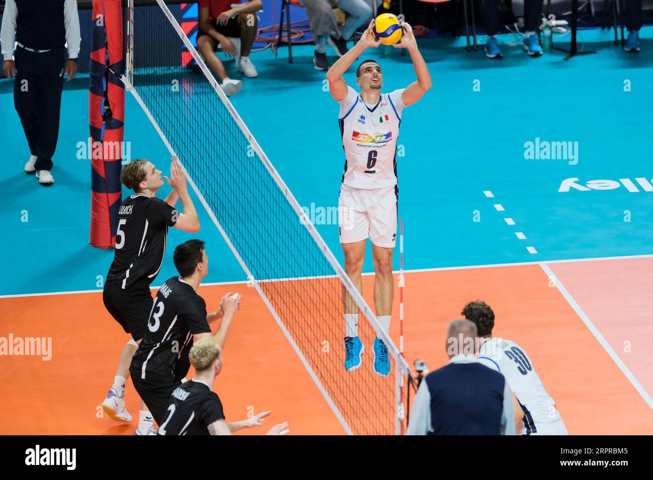 Simone Giannelli aus Italien wurde während der Finalrunde am 6. Tag der Volleyball-Europameisterschaft 2023 zwischen Italien und der Schweiz in Palaprometeo in Aktion gesehen. Endstand; Italien 3:0 Schweiz. Stockfoto